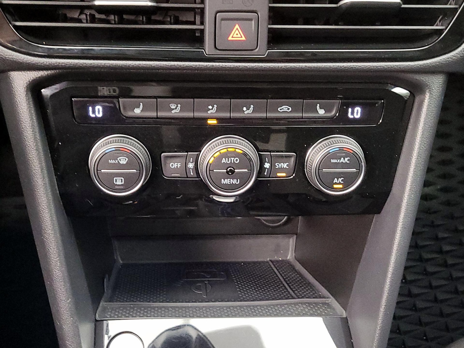 2024 Volkswagen Taos SE Black - Photo 17