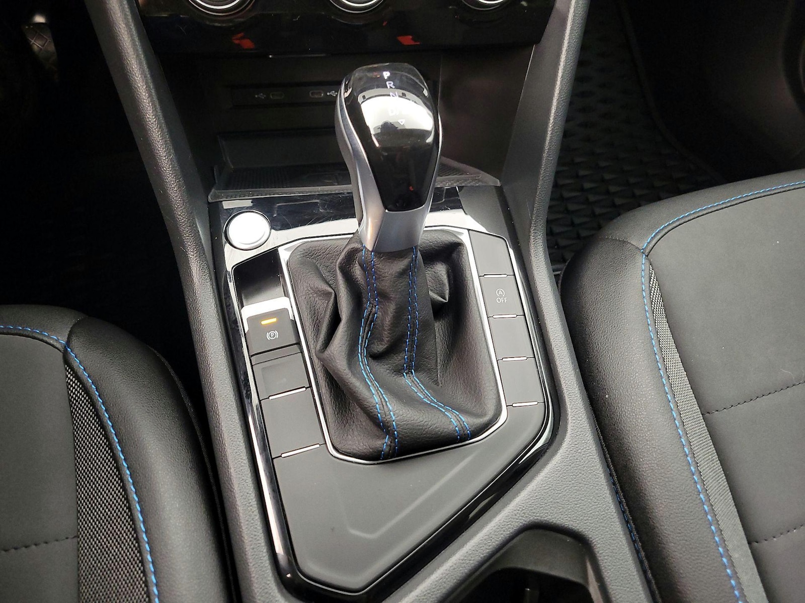 2024 Volkswagen Taos SE Black - Photo 18