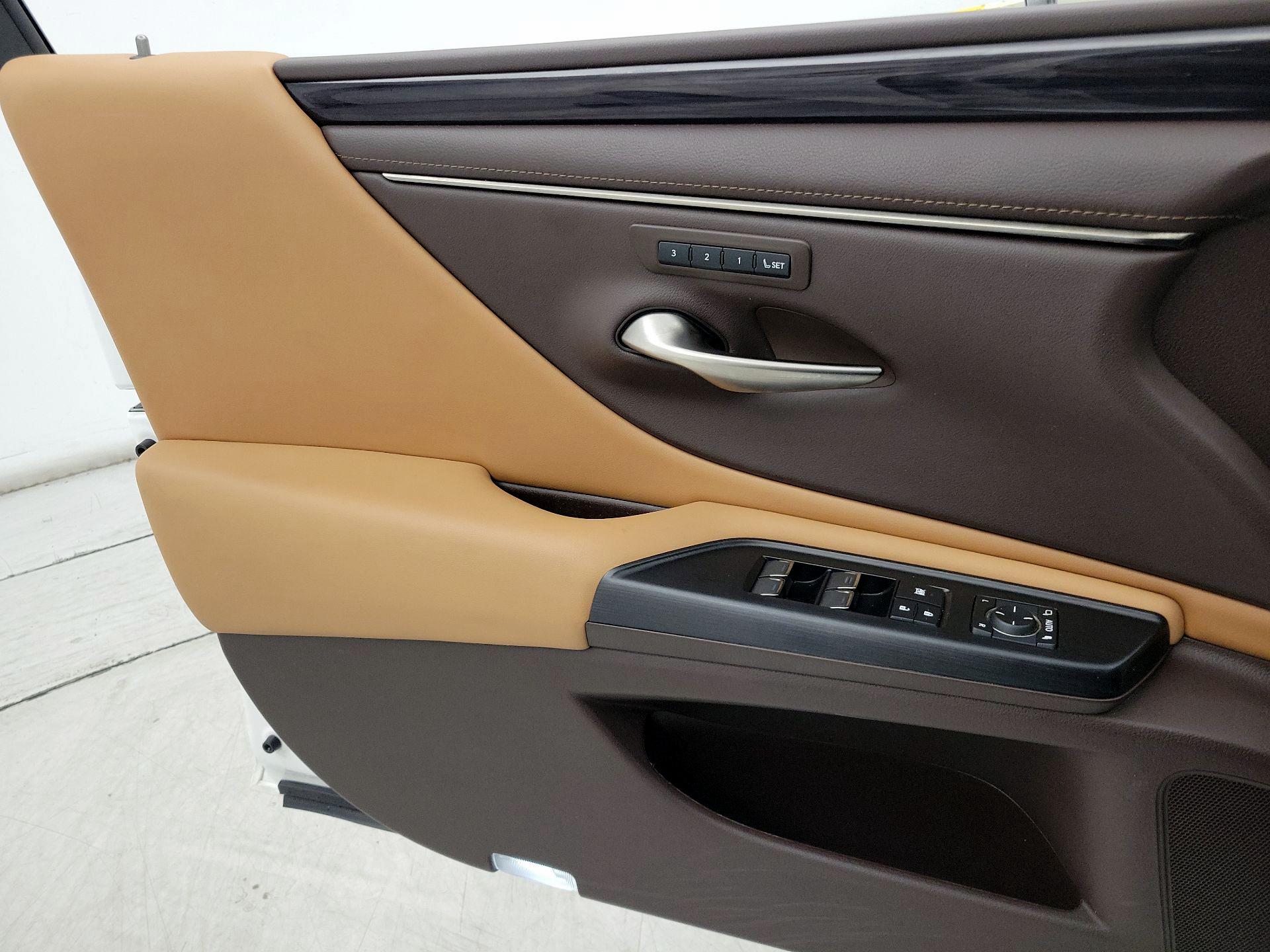 Thumbnail: 2021 Lexus ES - 12