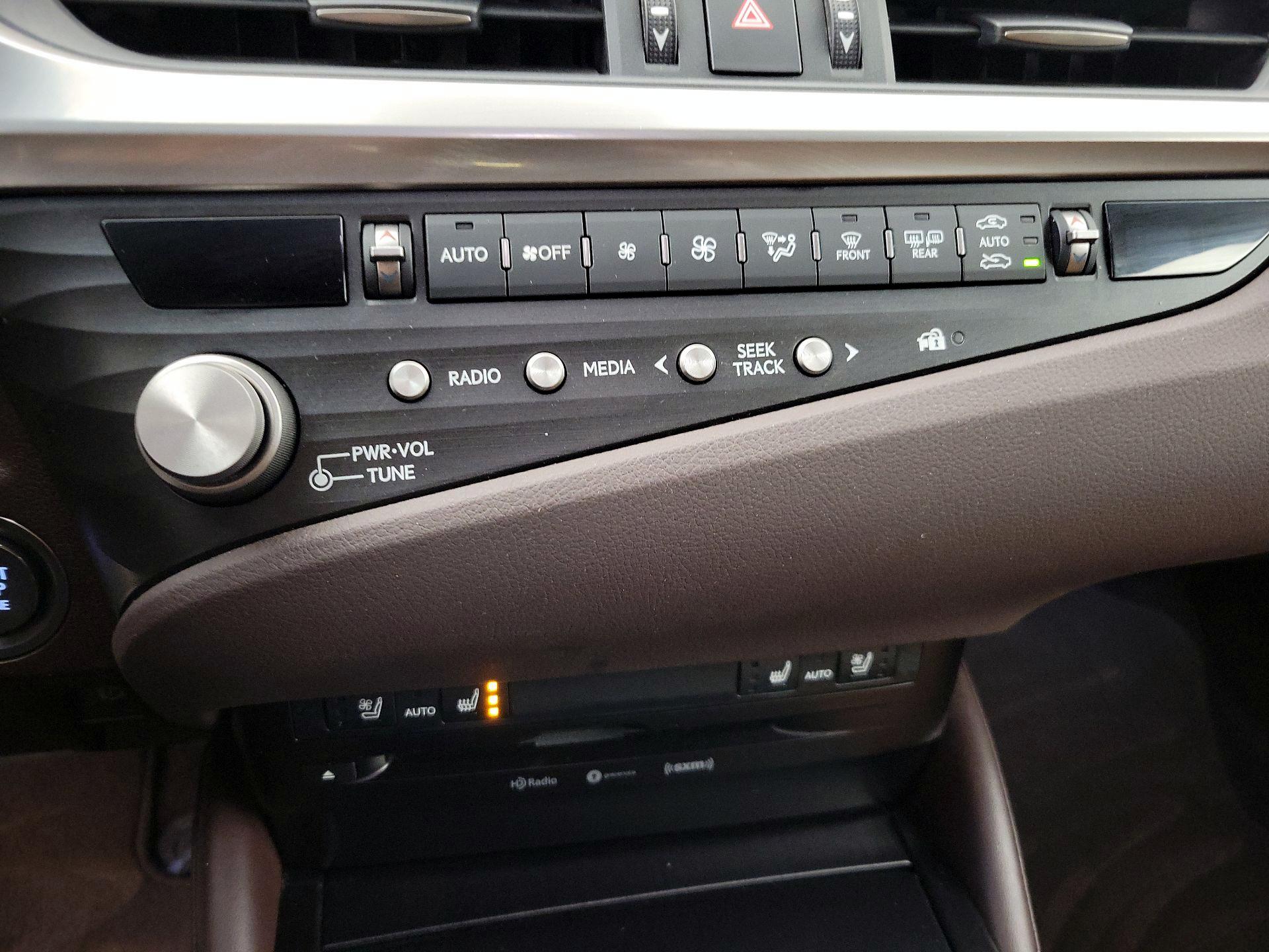 Thumbnail: 2021 Lexus ES - 16