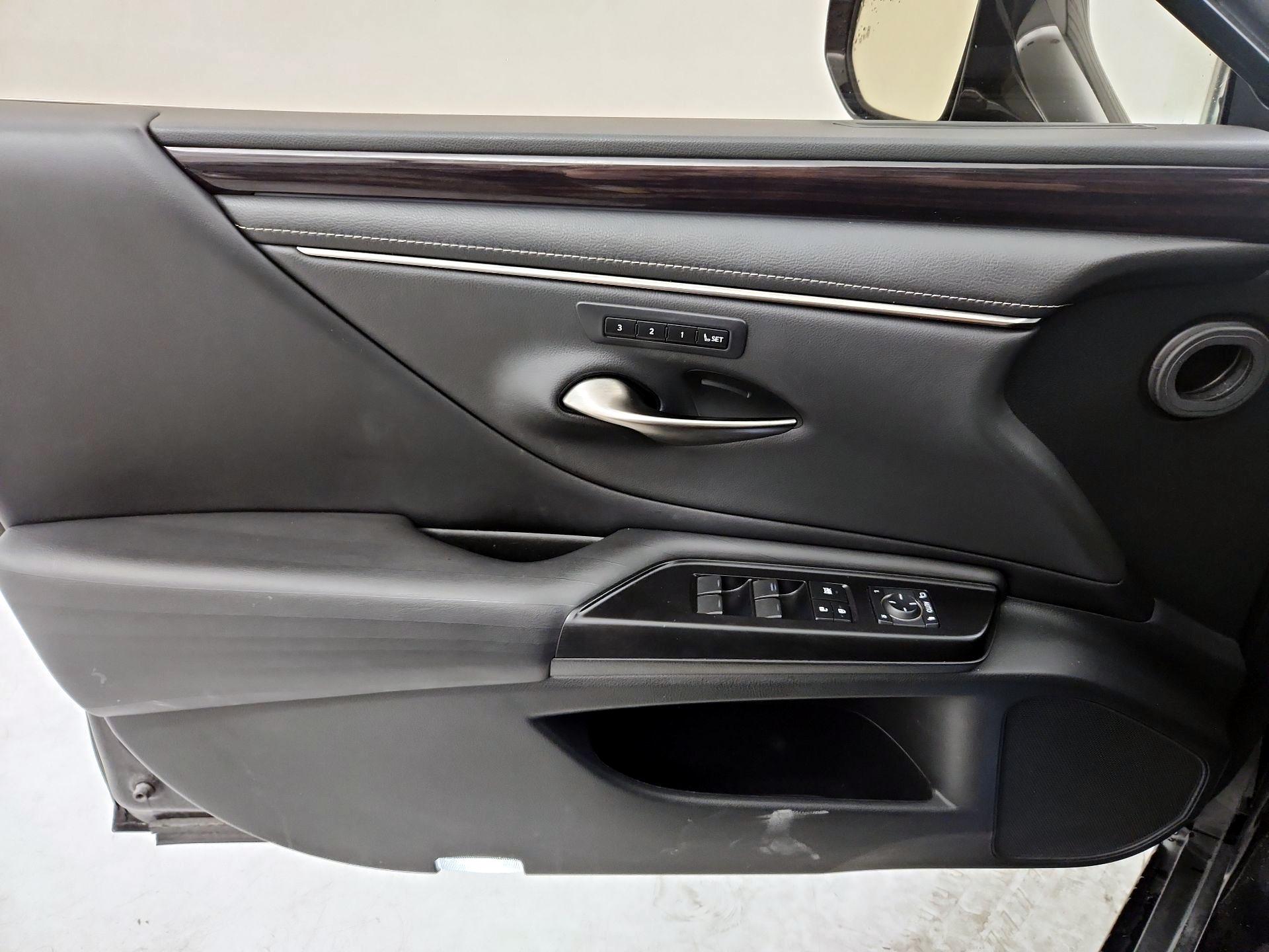 Thumbnail: 2020 Lexus ES - 12