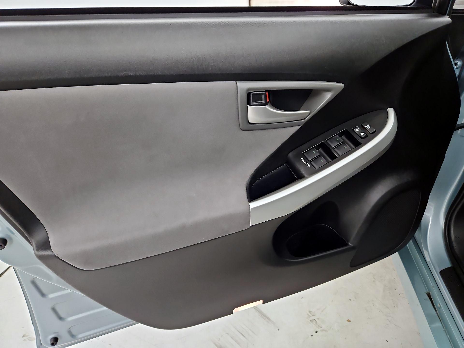Thumbnail: 2015 Toyota Prius - 12