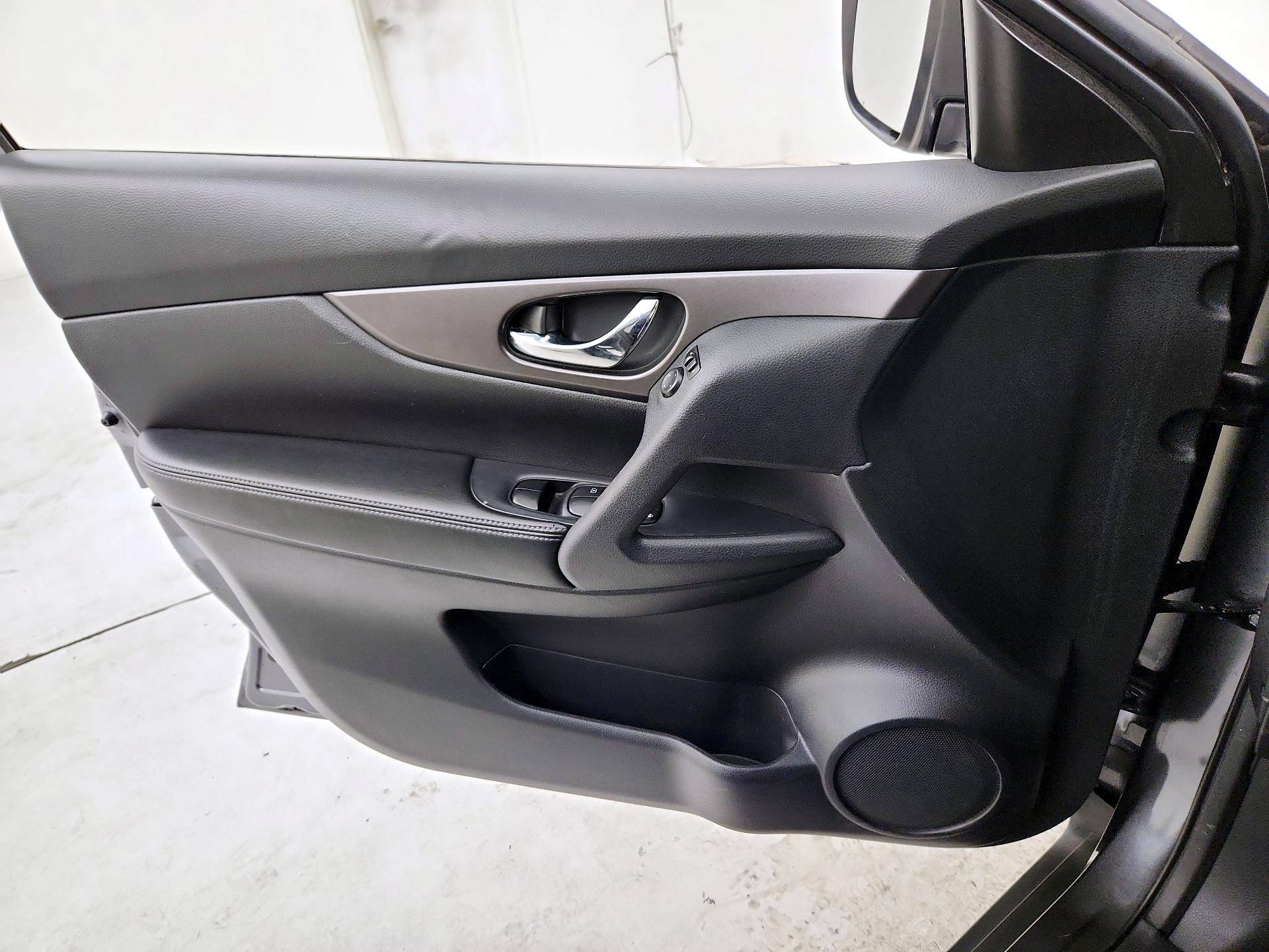Thumbnail: 2015 Nissan Rogue - 12
