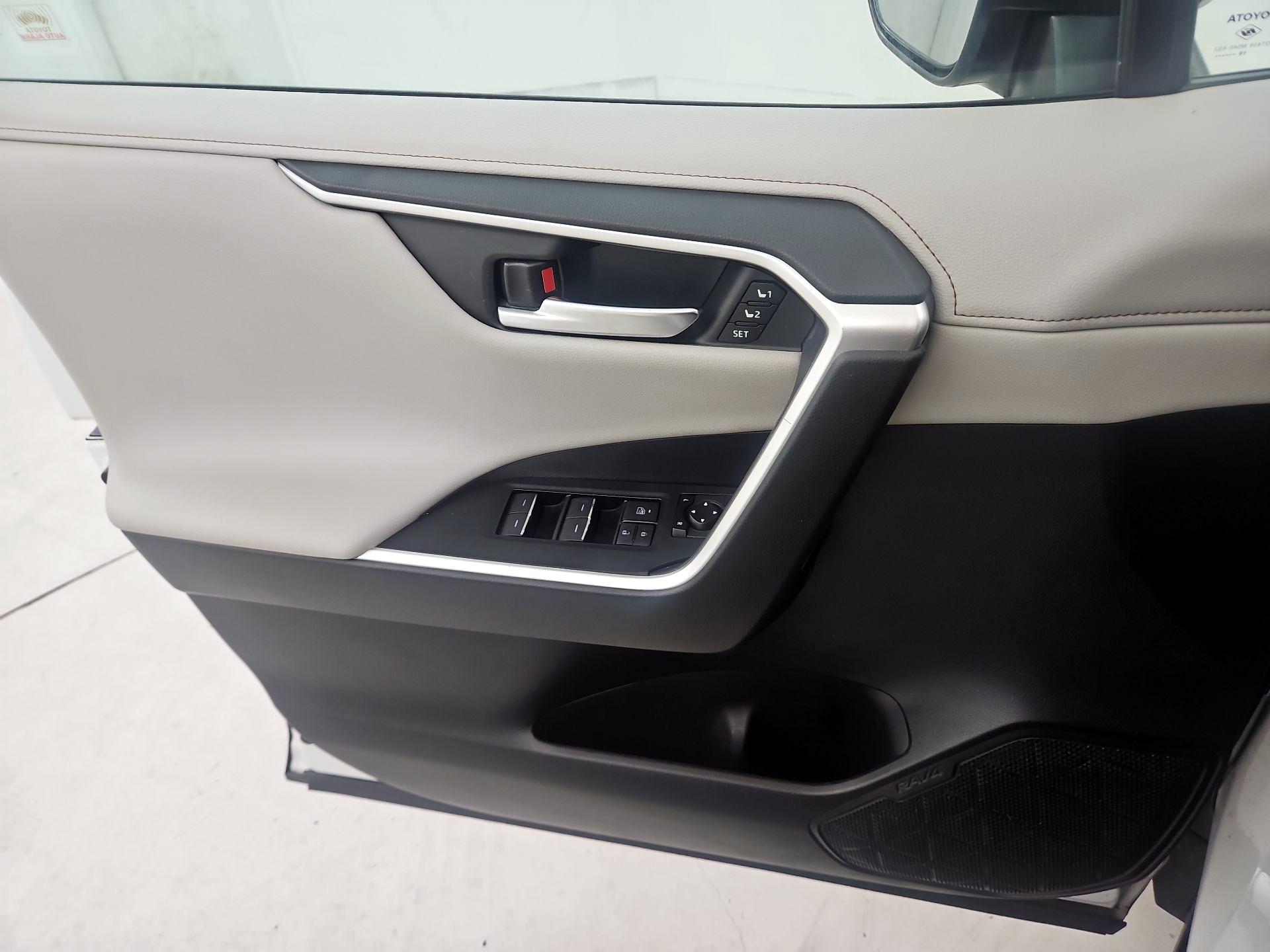 Thumbnail: 2020 Toyota RAV4 - 12