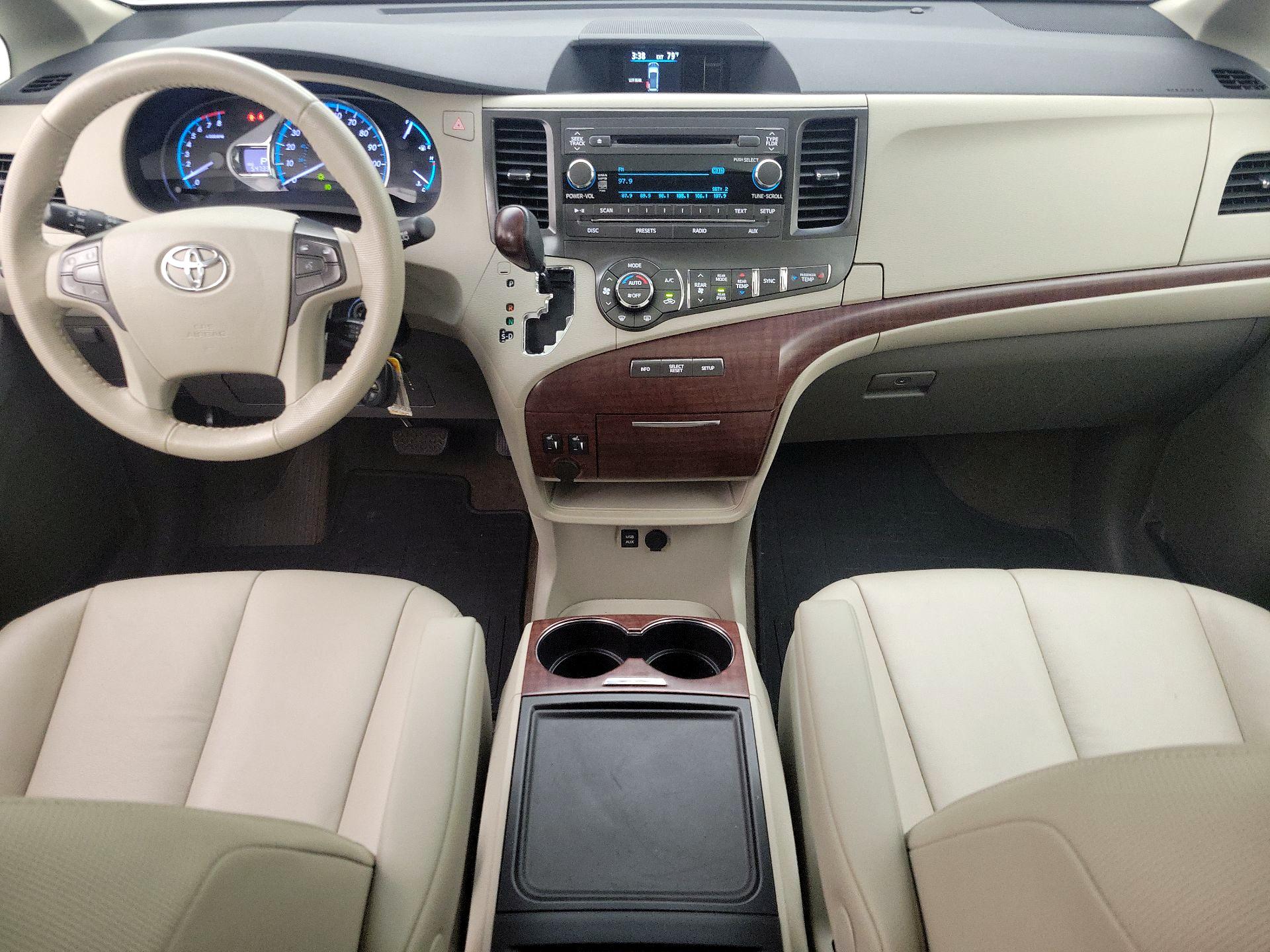 Thumbnail: 2014 Toyota Sienna - 9