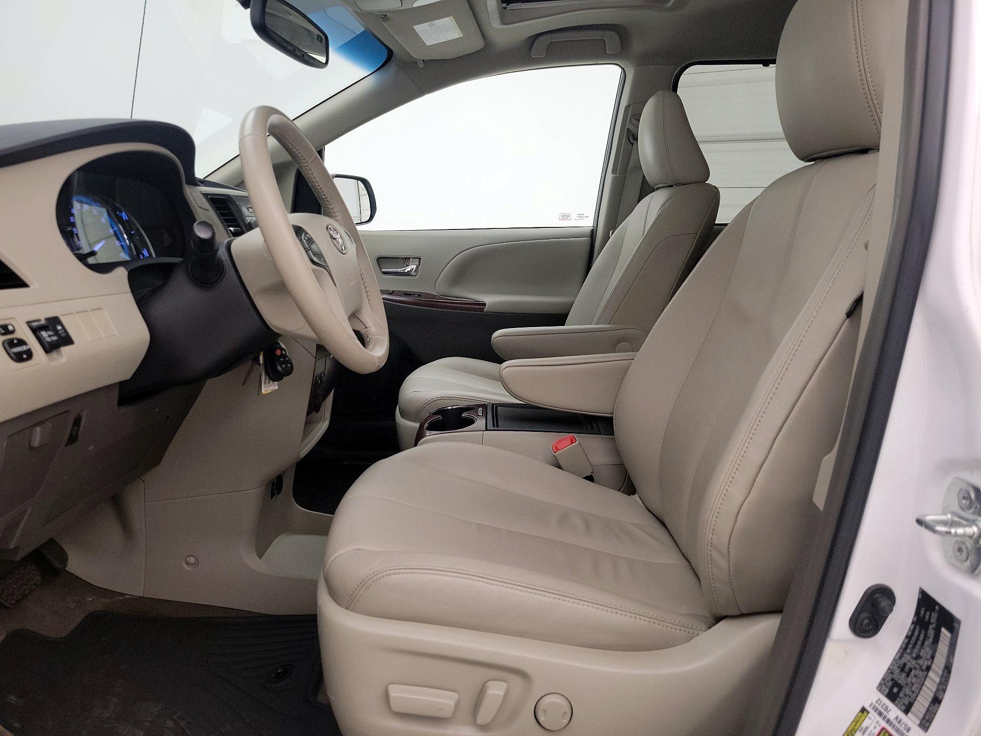 Thumbnail: 2014 Toyota Sienna - 11