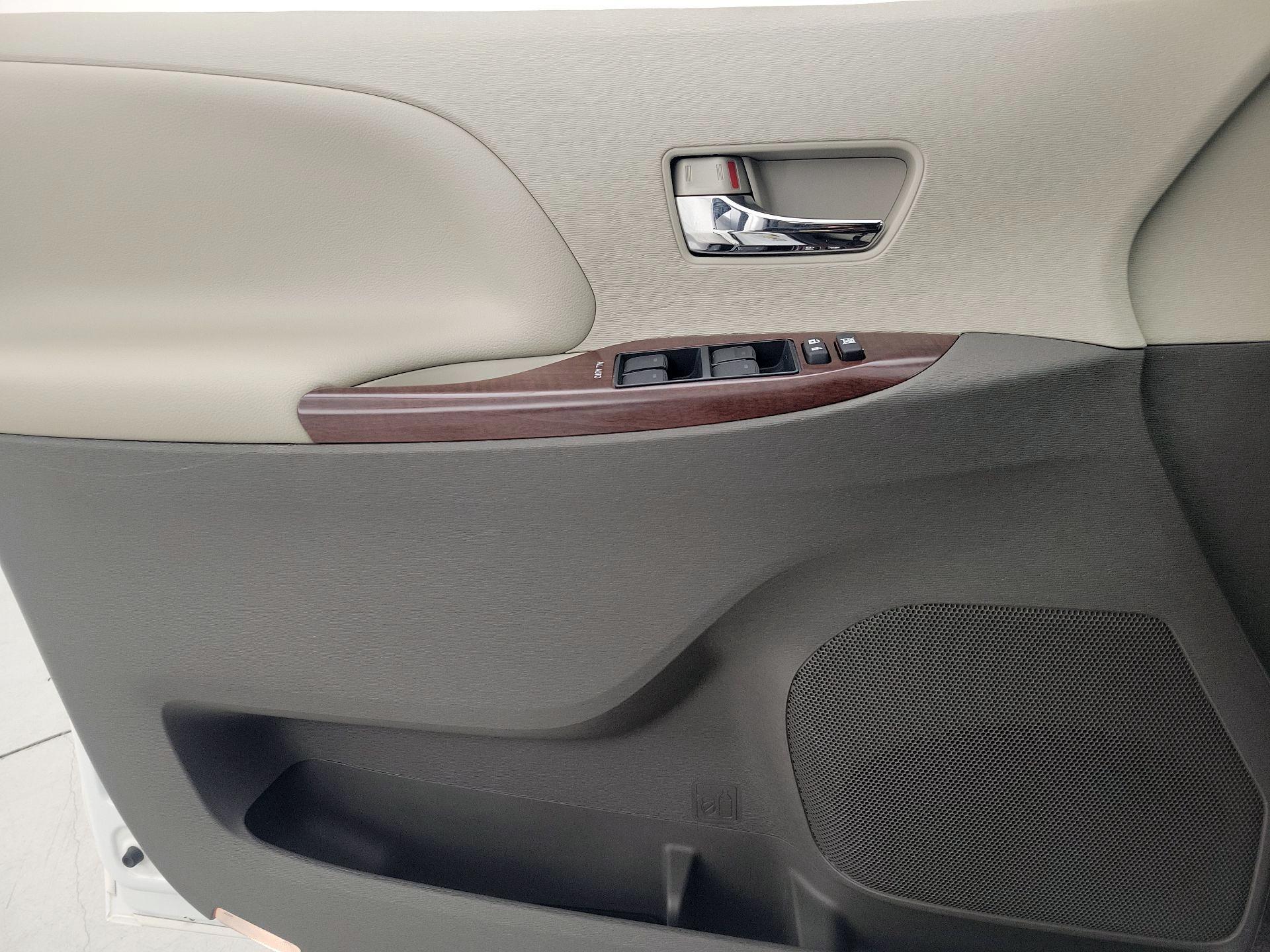 Thumbnail: 2014 Toyota Sienna - 12