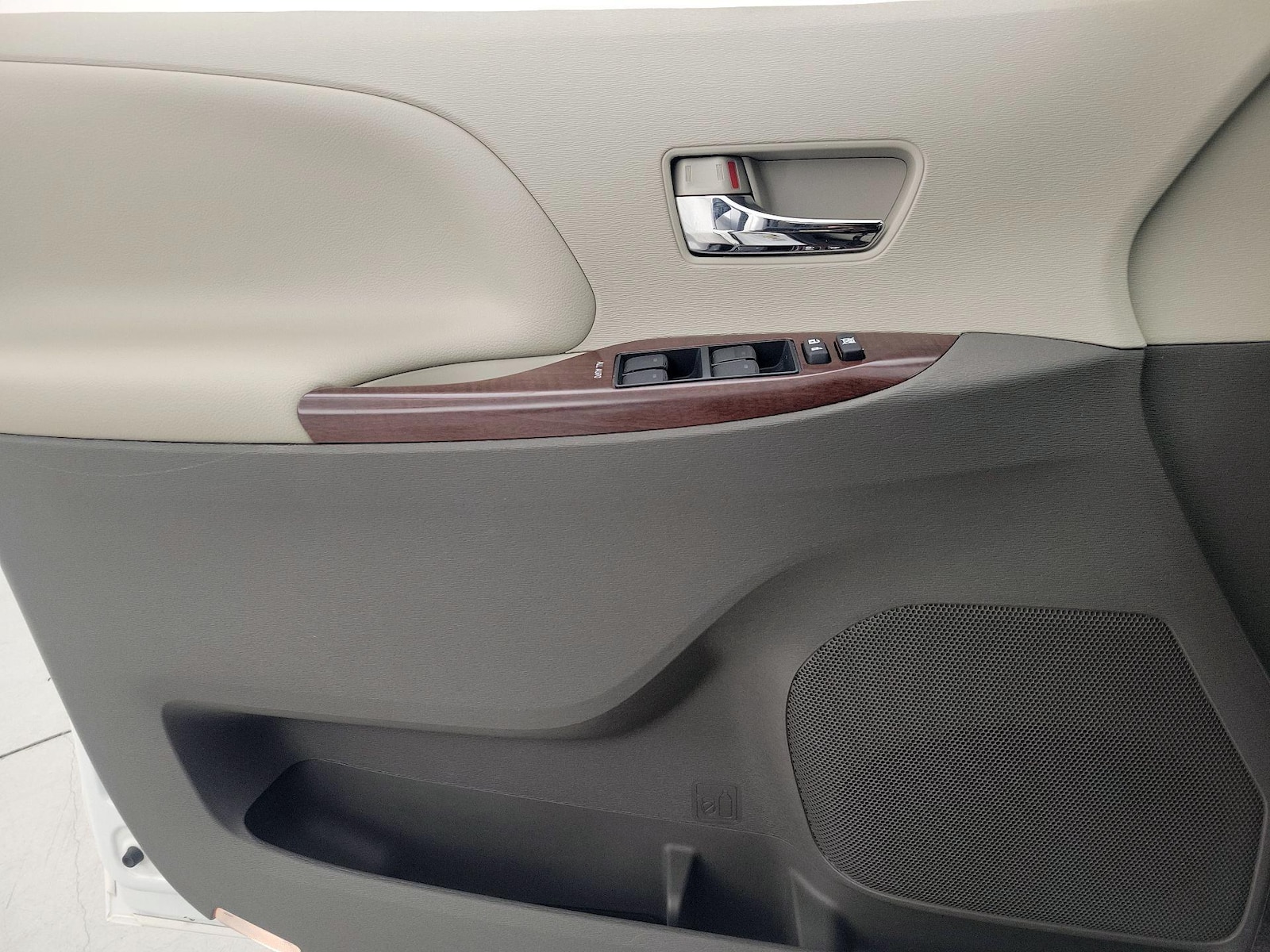 2014 Toyota Sienna XLE - Photo 13