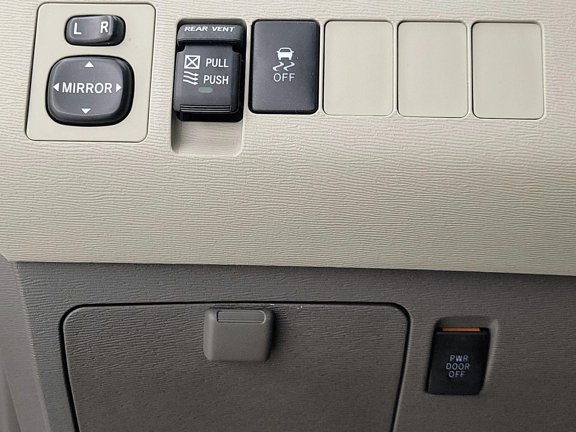 Thumbnail: 2014 Toyota Sienna - 13