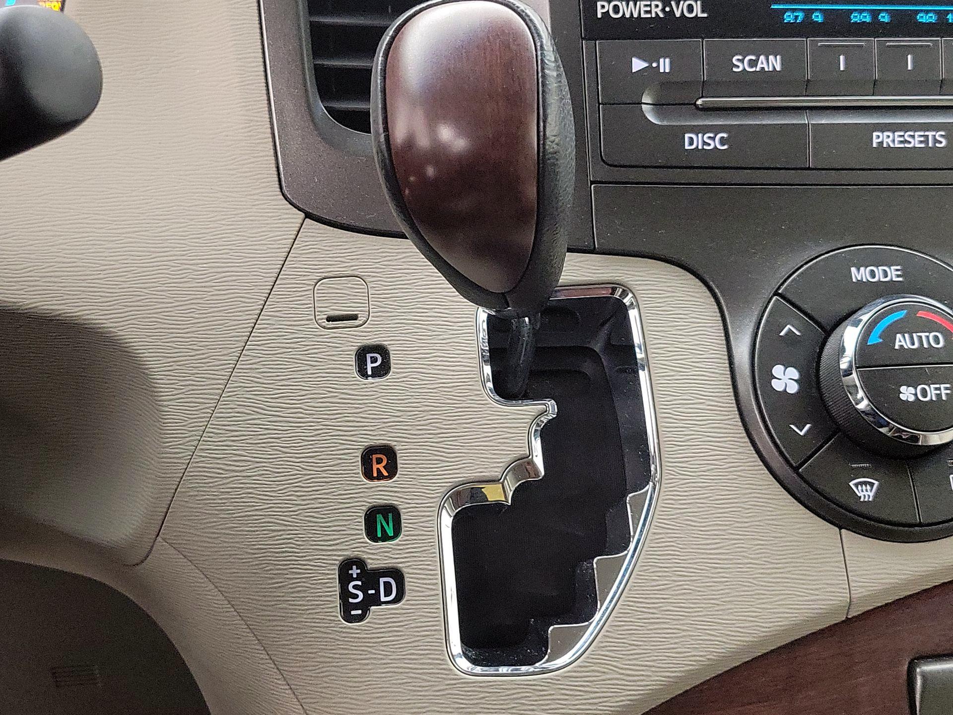 Thumbnail: 2014 Toyota Sienna - 17