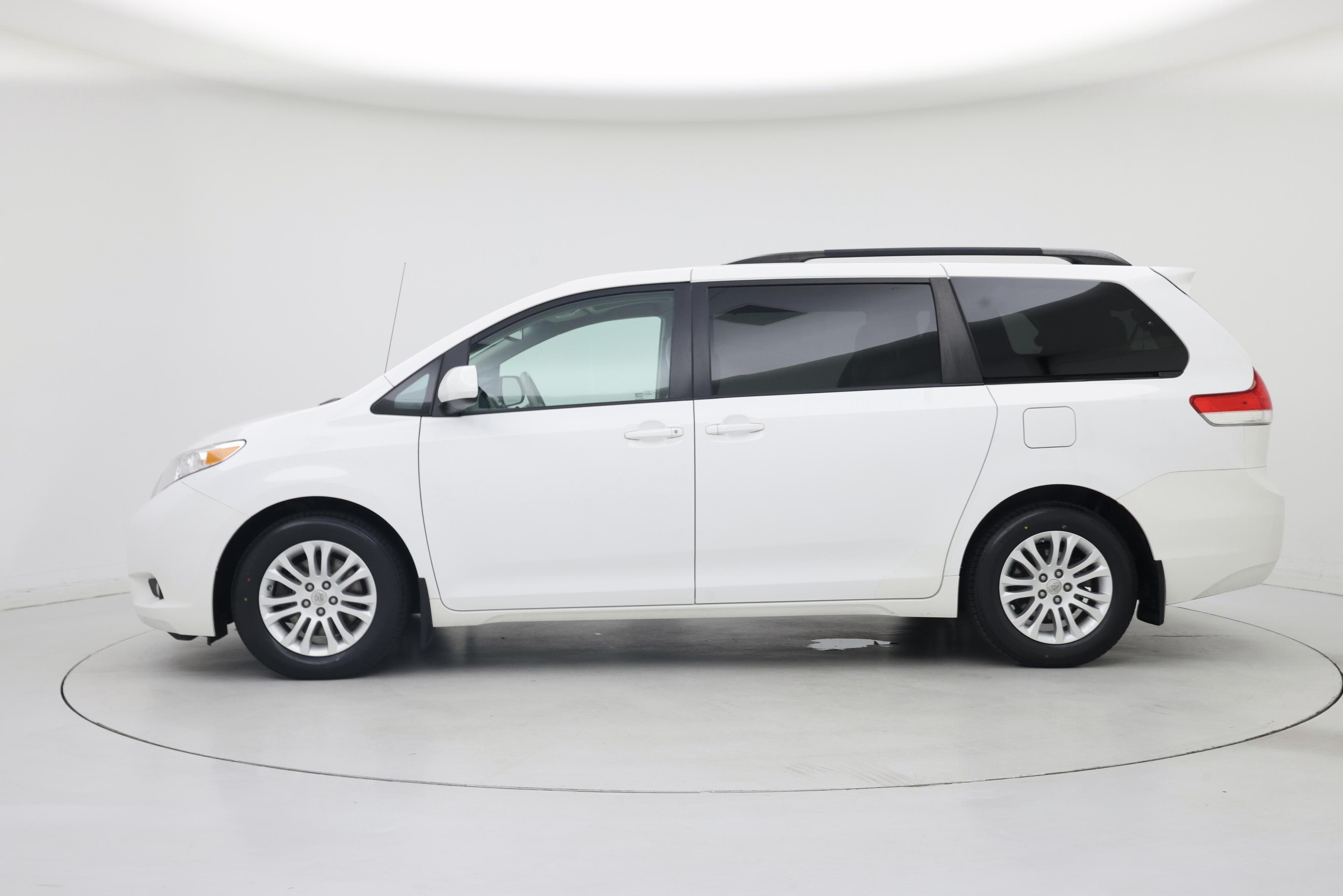Thumbnail: 2014 Toyota Sienna - 3