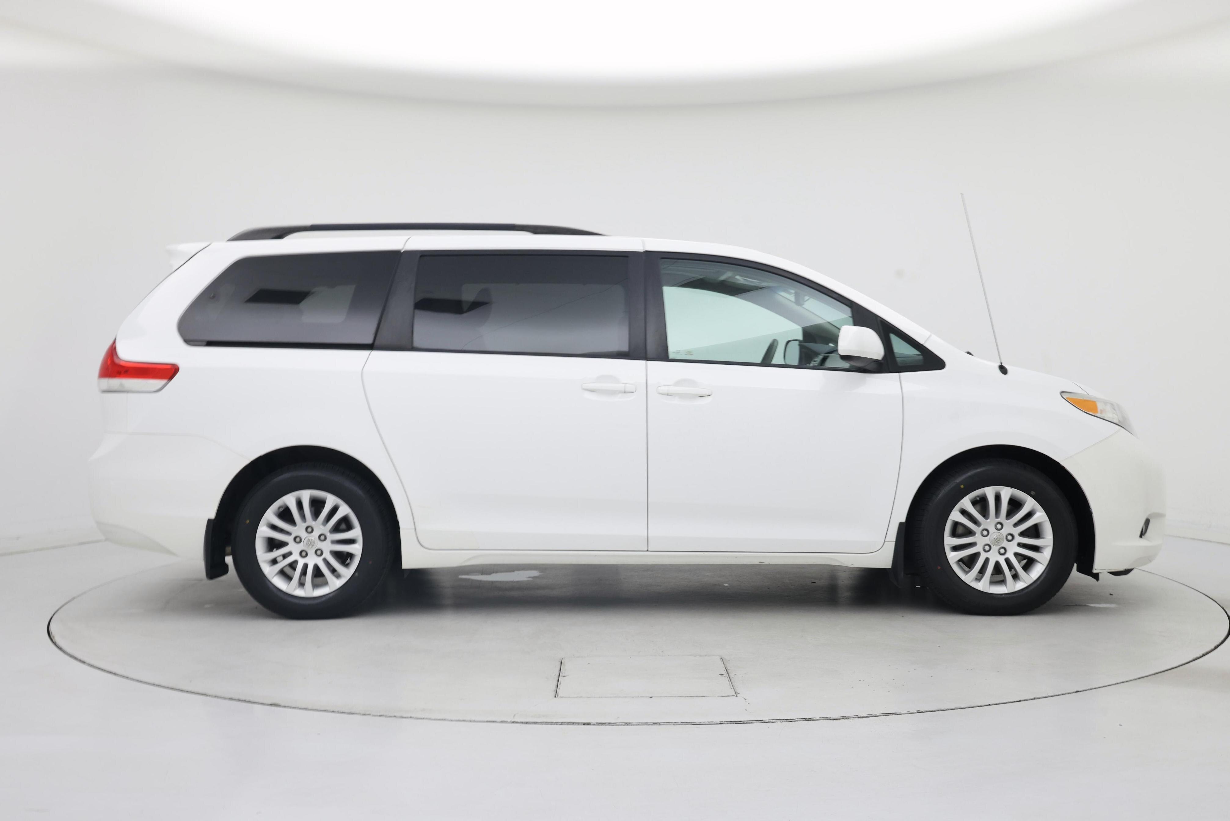 Thumbnail: 2014 Toyota Sienna - 7