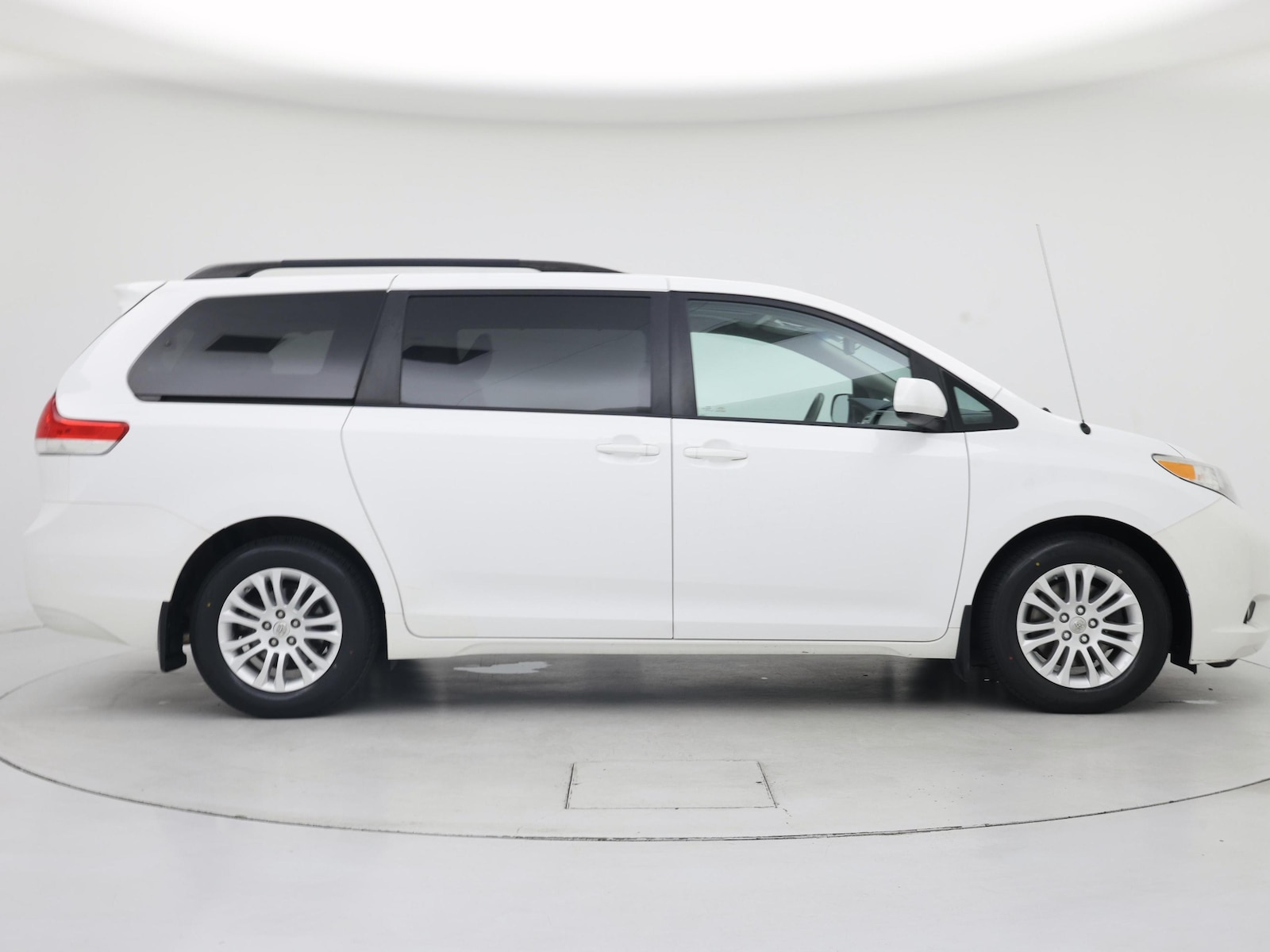 2014 Toyota Sienna XLE - Photo 8