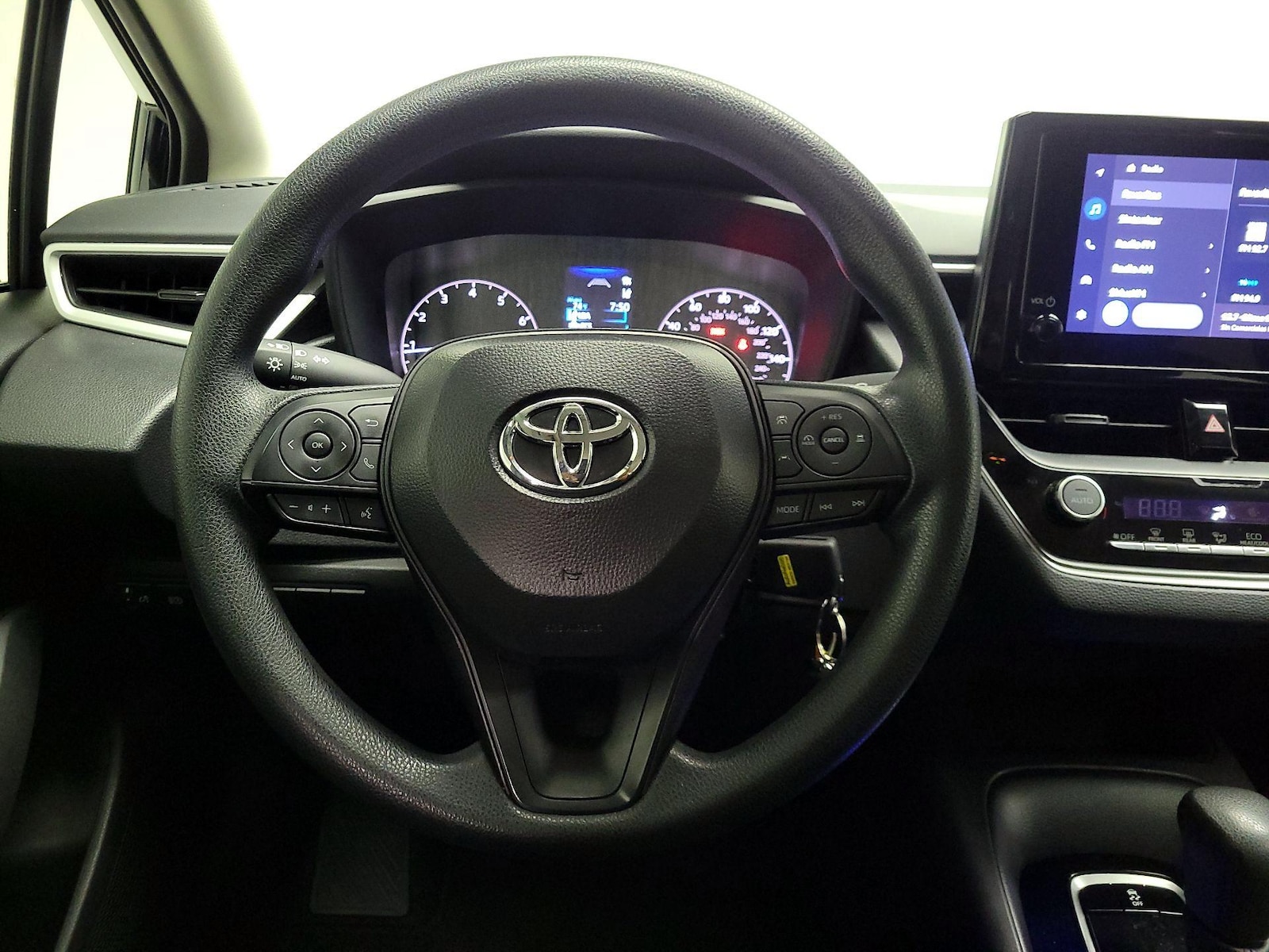 2025 Toyota Corolla LE - Photo 11