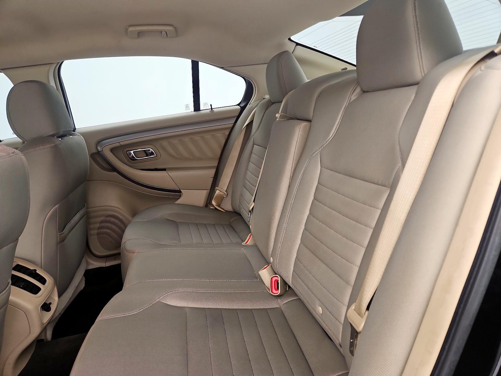 2018 Ford Taurus SE - Photo 19