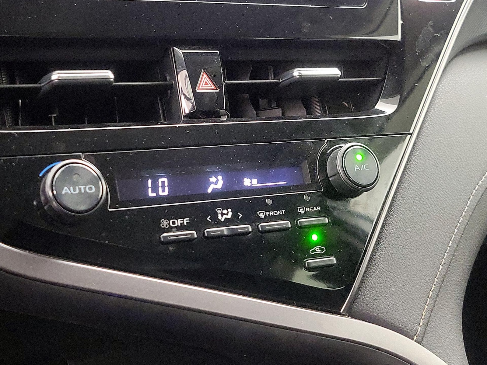2021 Toyota Camry SE - Photo 17