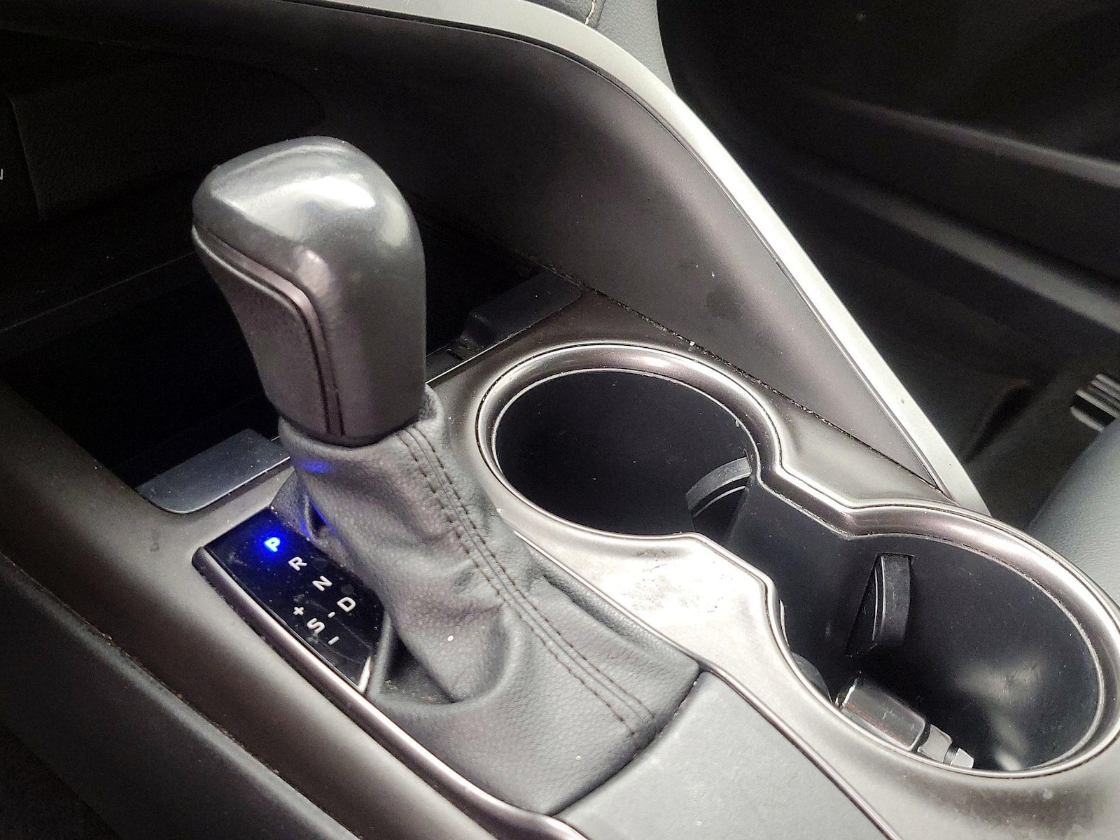 2021 Toyota Camry SE - Photo 18