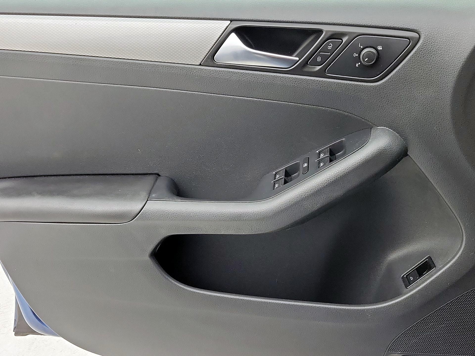 Thumbnail: 2015 Volkswagen Jetta - 12