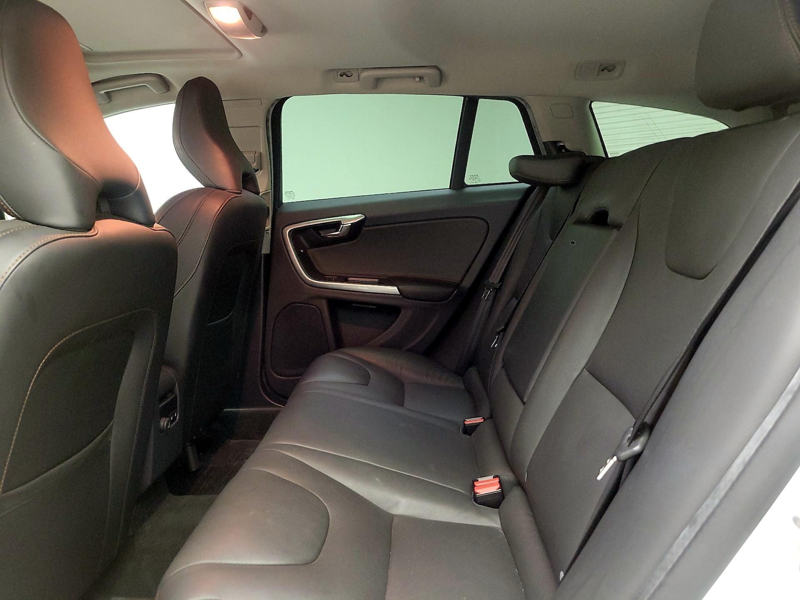 2016 Volvo V60 Platinum - Photo 22