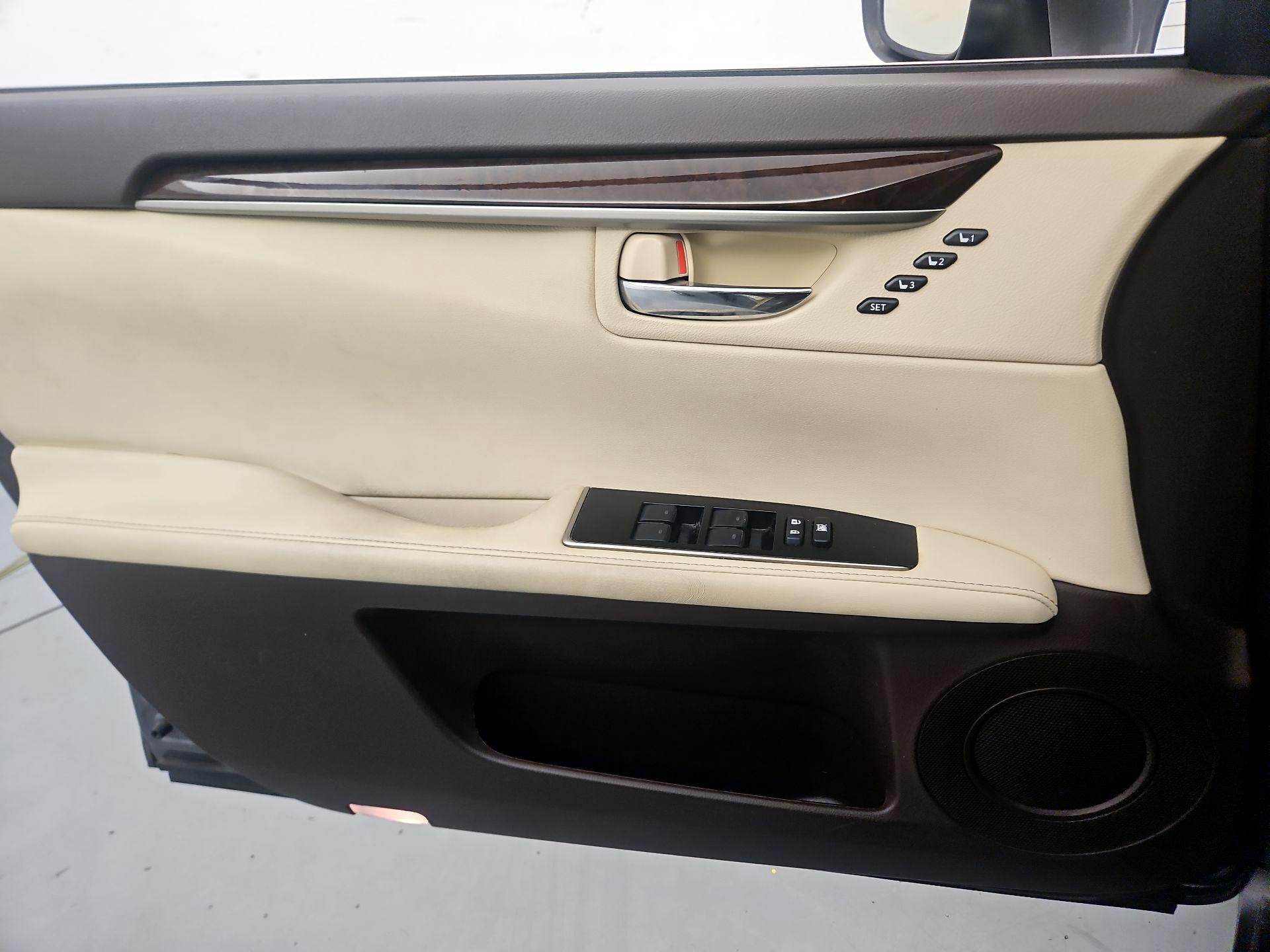 Thumbnail: 2018 Lexus ES - 12