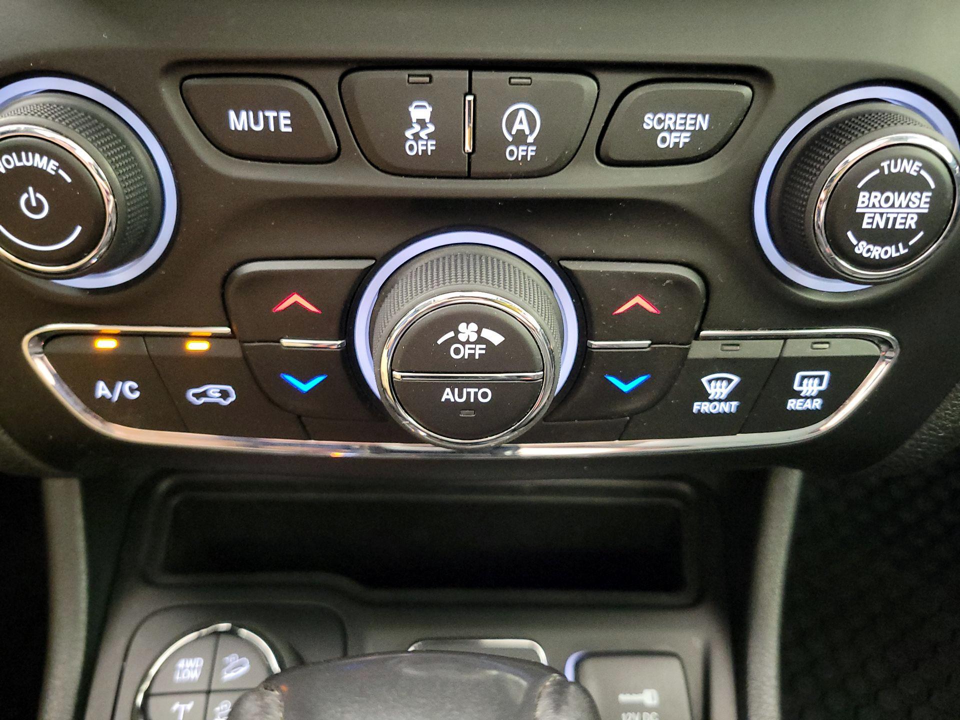 Thumbnail: 2021 Jeep Cherokee - 17