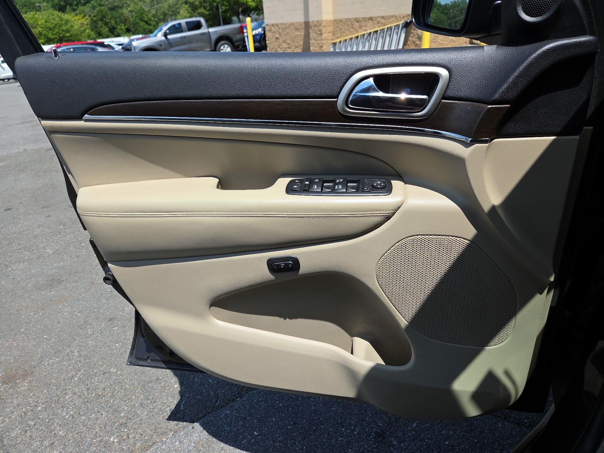 Thumbnail: 2017 Jeep Grand Cherokee - 12