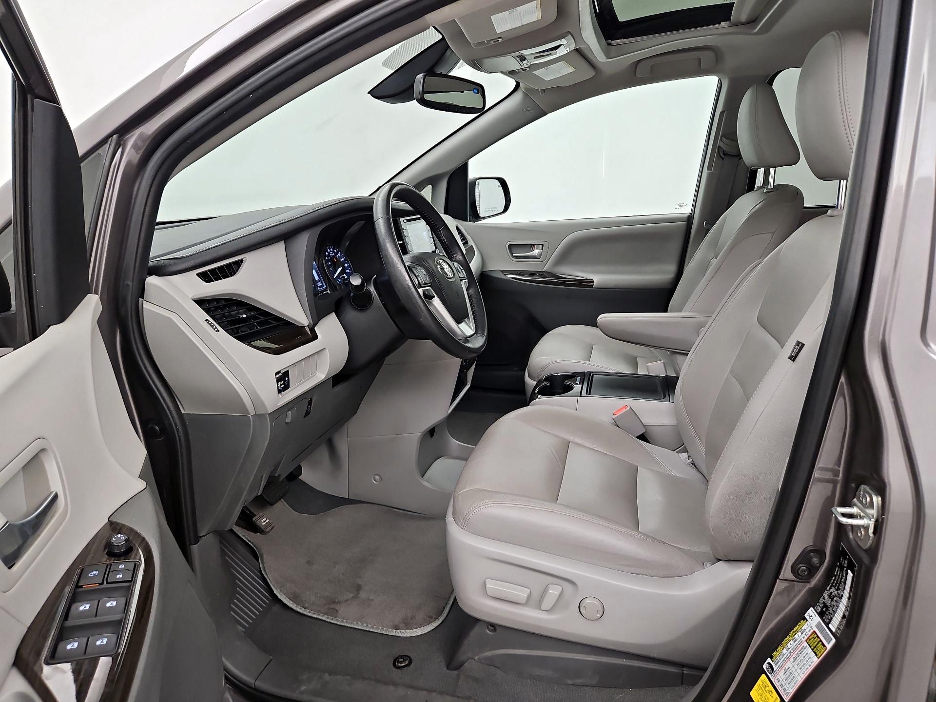 Thumbnail: 2020 Toyota Sienna - 11
