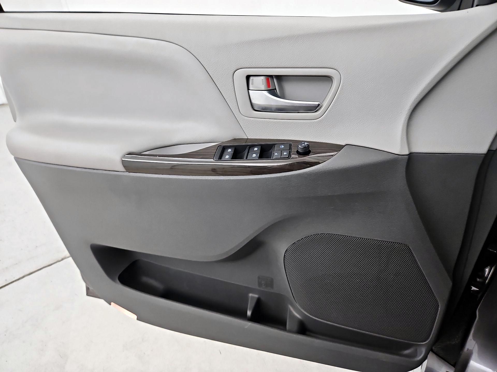 Thumbnail: 2020 Toyota Sienna - 12