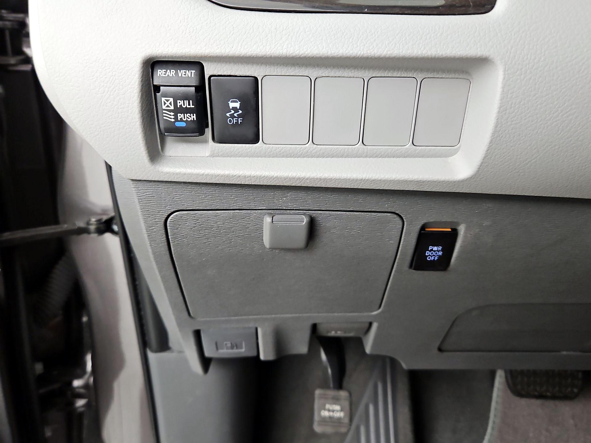 Thumbnail: 2020 Toyota Sienna - 13