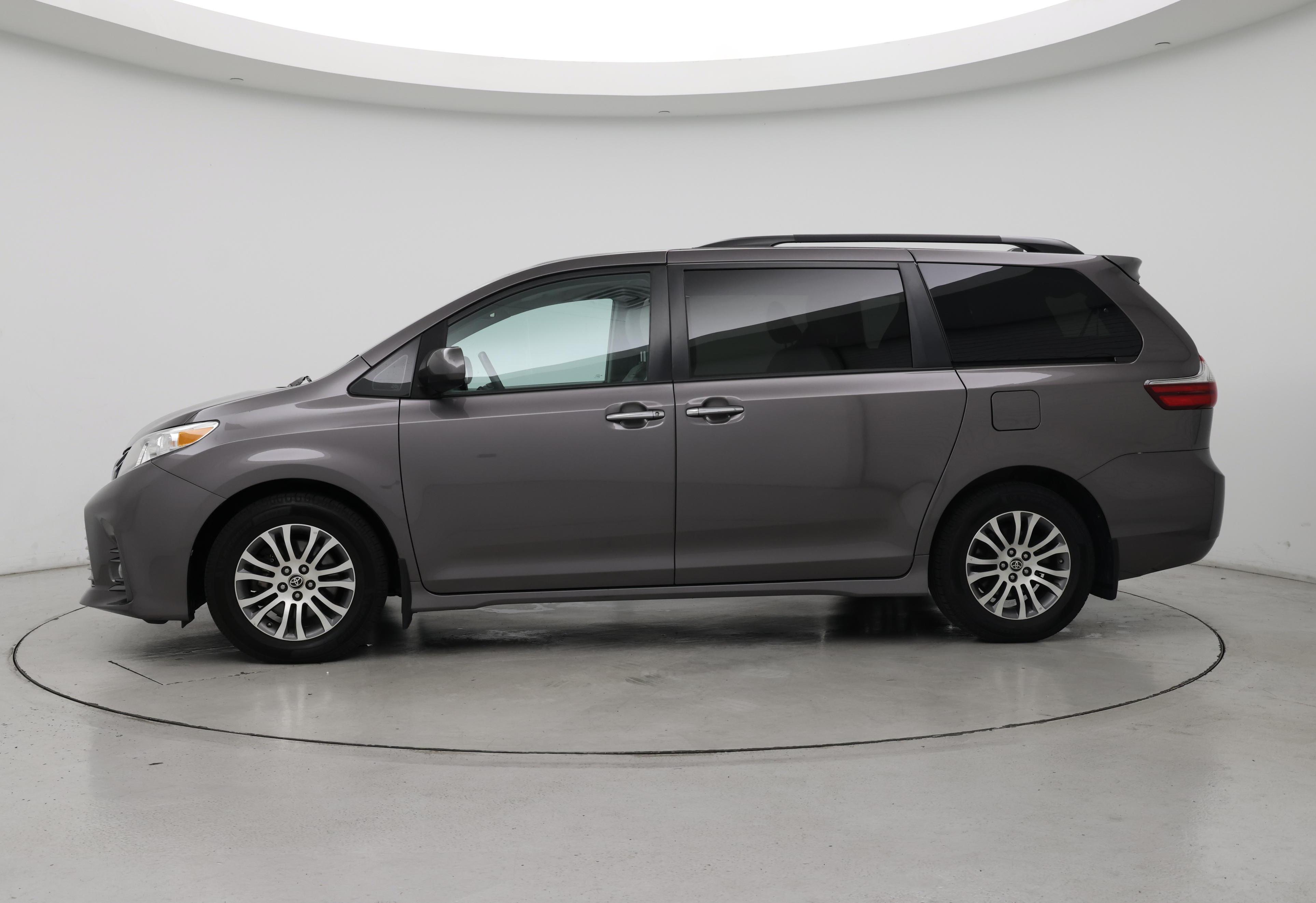Thumbnail: 2020 Toyota Sienna - 3