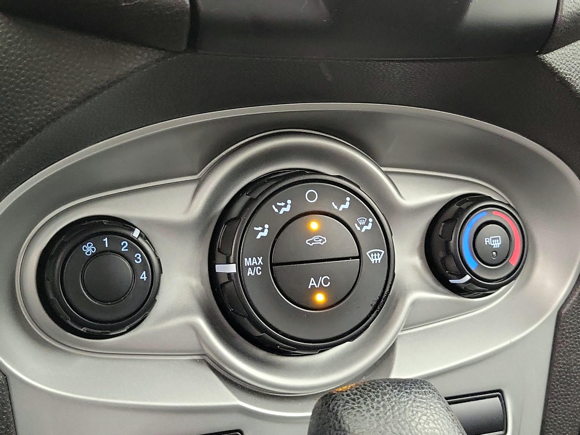 Thumbnail: 2015 Ford Fiesta - 15