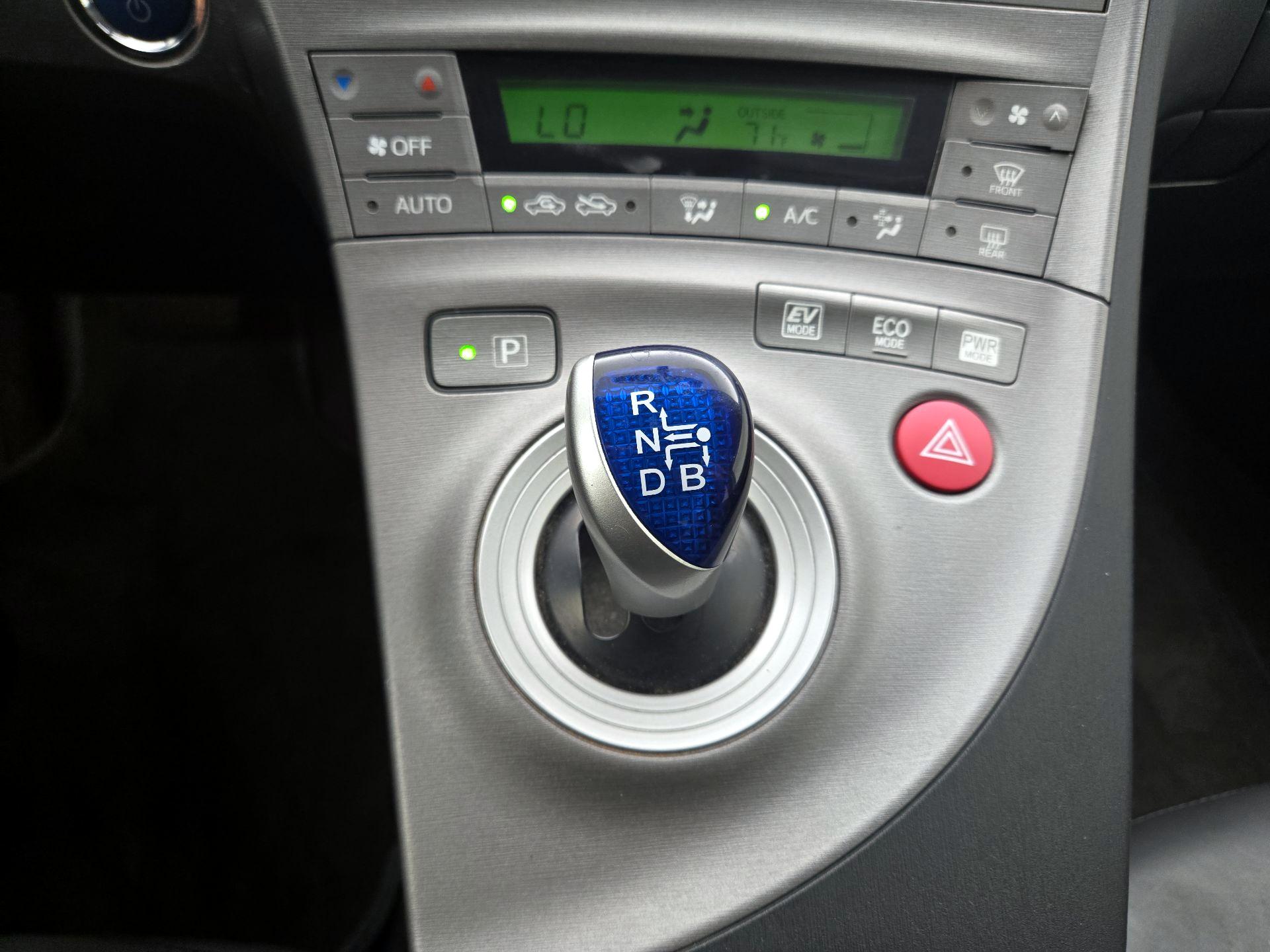 Thumbnail: 2015 Toyota Prius - 17