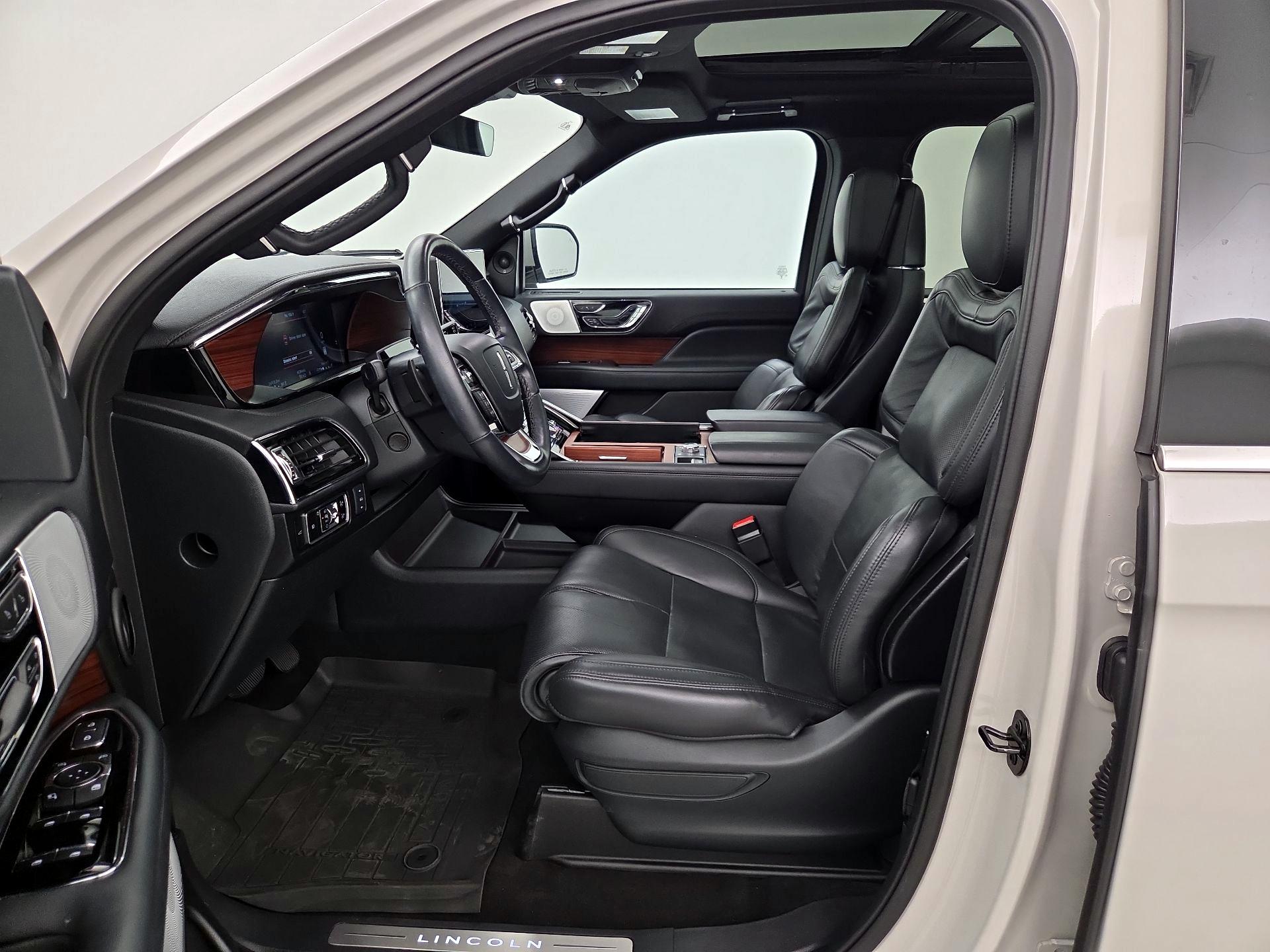 Thumbnail: 2024 Lincoln Navigator - 11