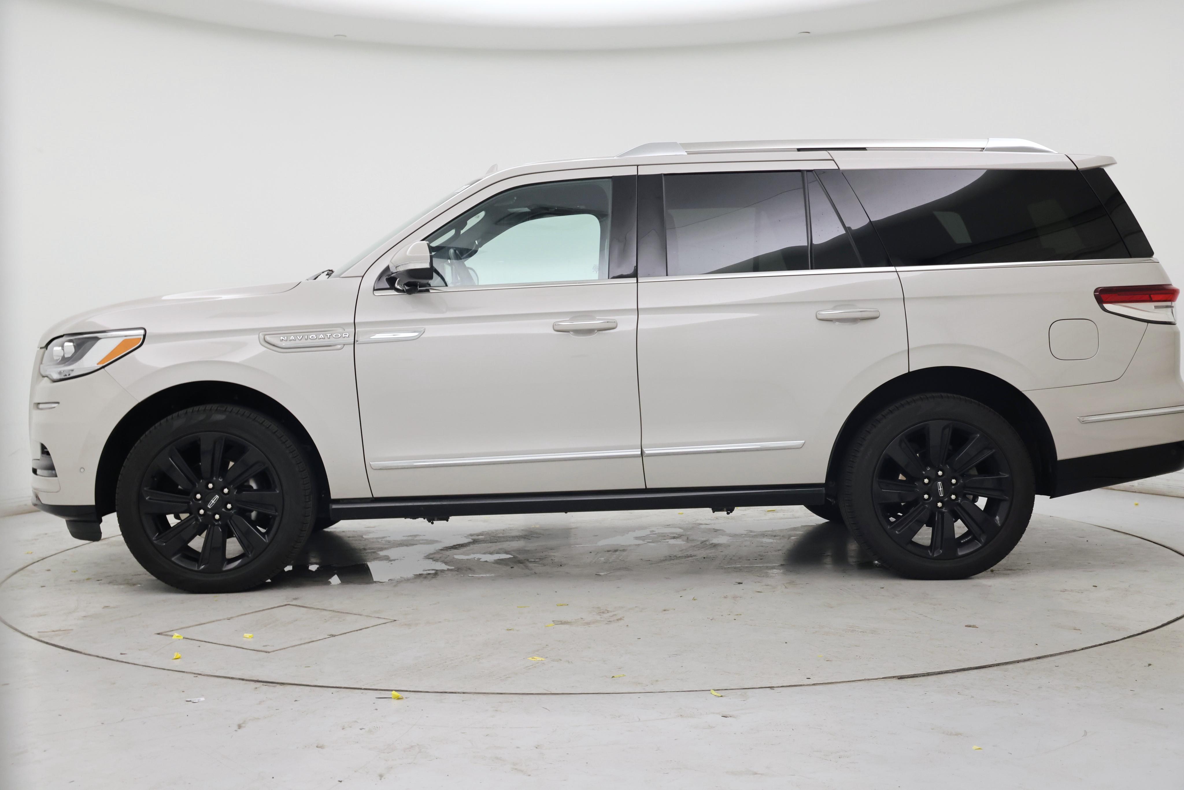 Thumbnail: 2024 Lincoln Navigator - 3