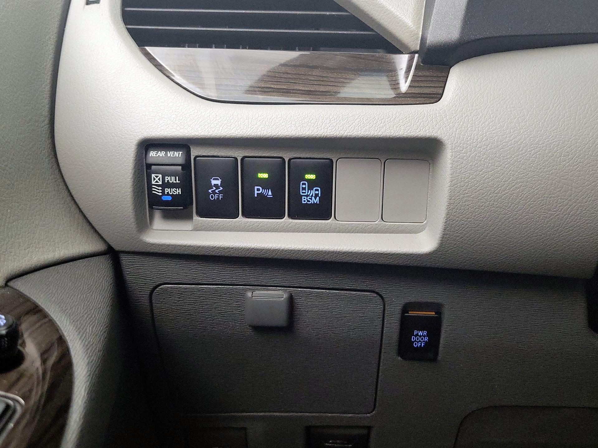 Thumbnail: 2017 Toyota Sienna - 13