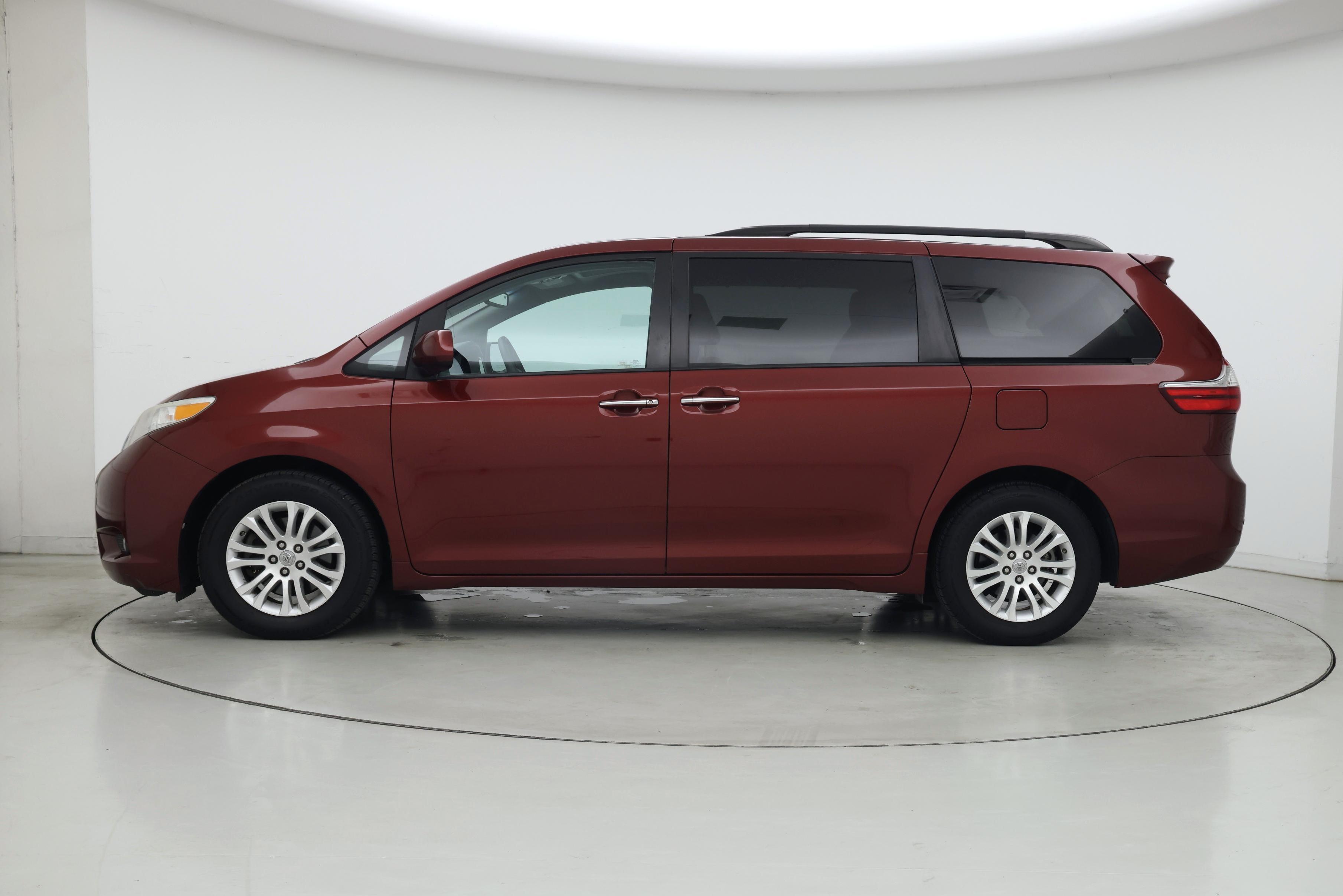 Thumbnail: 2017 Toyota Sienna - 3