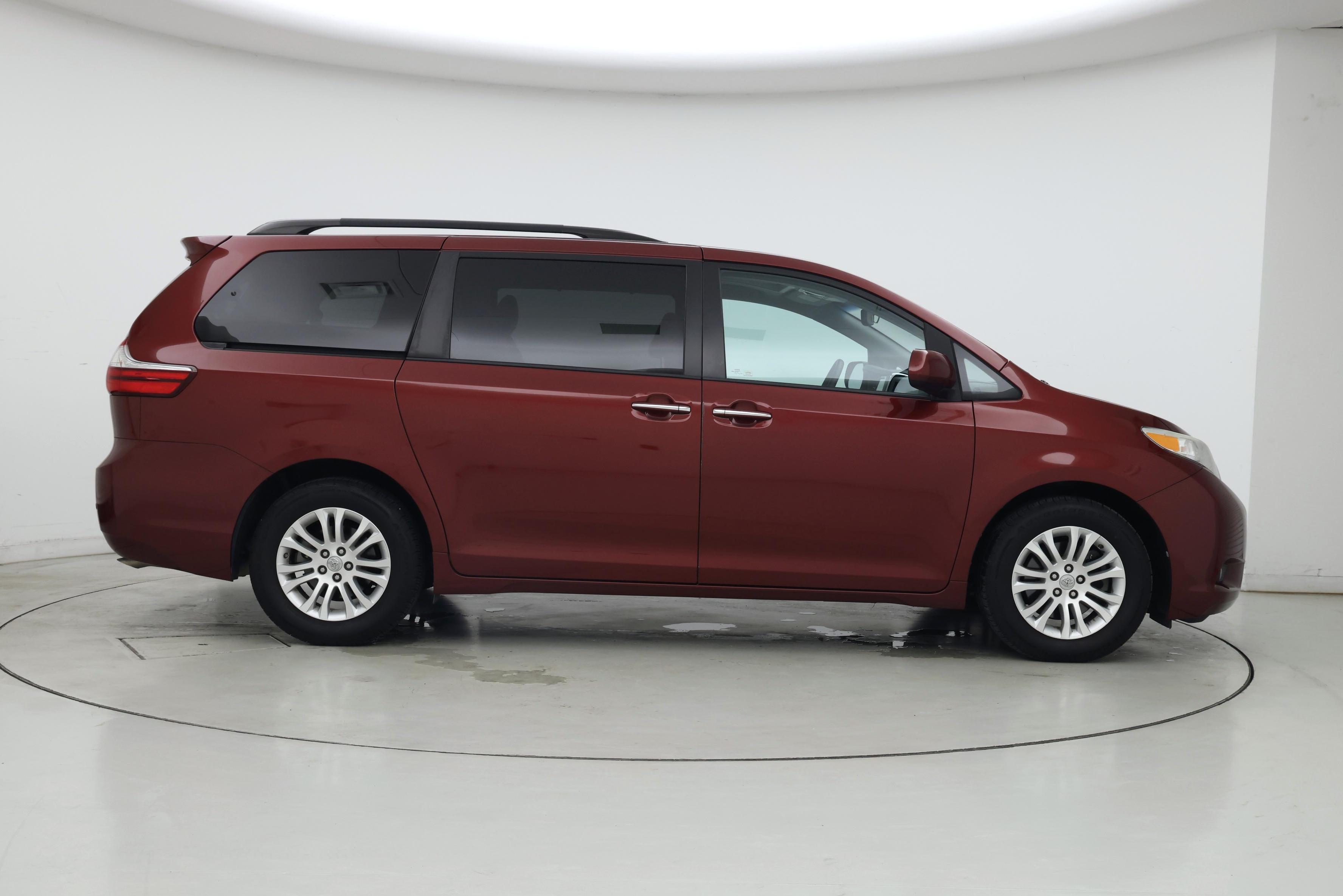 Thumbnail: 2017 Toyota Sienna - 7