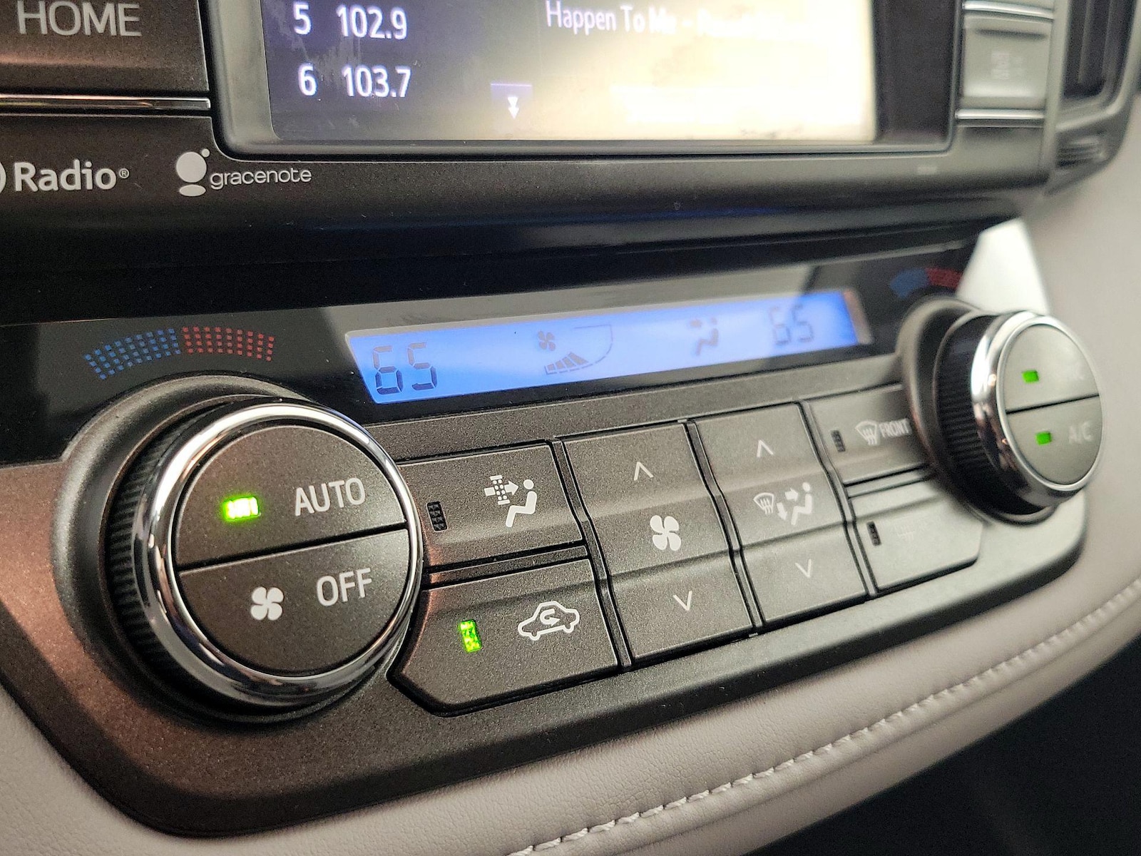 2015 Toyota RAV4 XLE - Photo 17