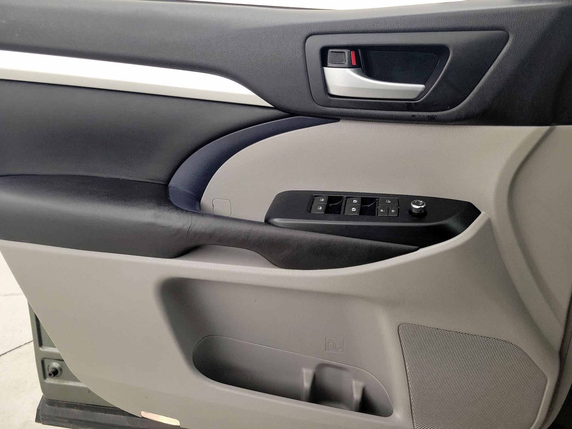 Thumbnail: 2017 Toyota Highlander - 12