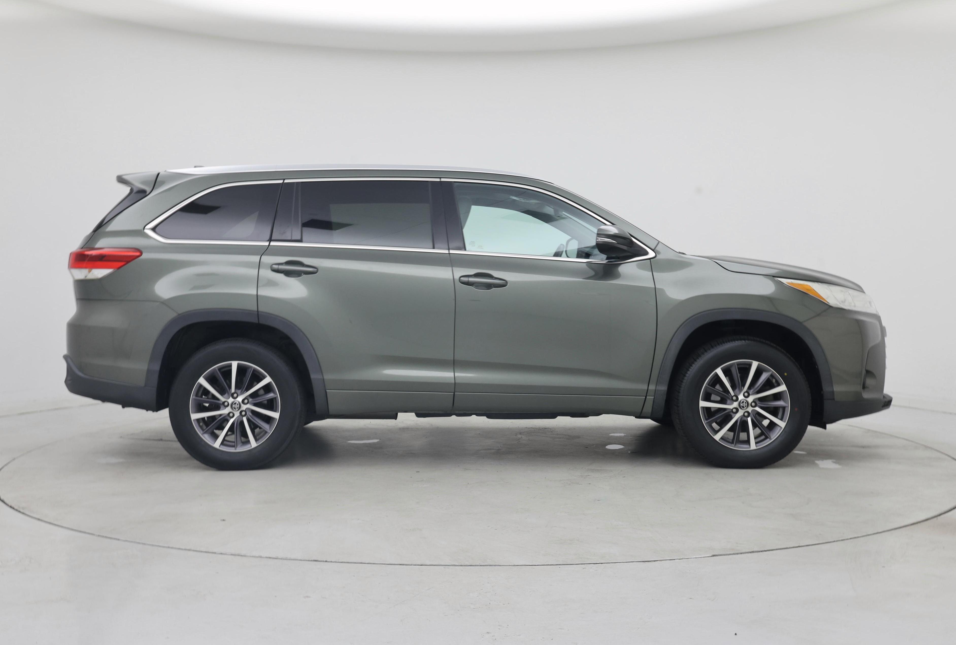 Thumbnail: 2017 Toyota Highlander - 7