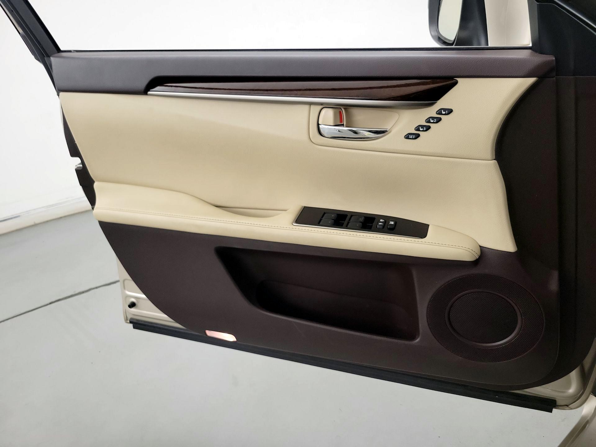 Thumbnail: 2016 Lexus ES - 12