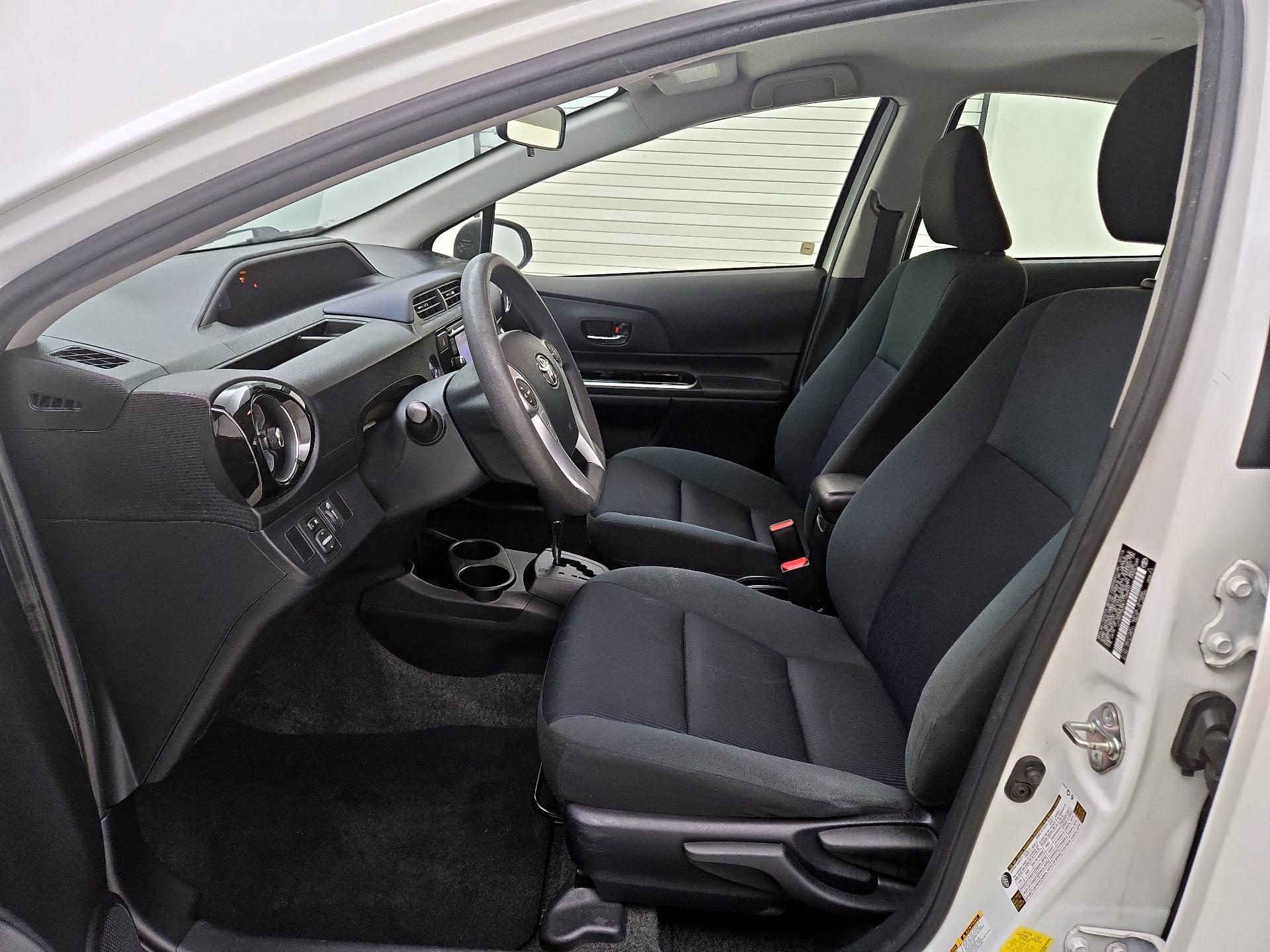 Thumbnail: 2015 Toyota Prius c - 11