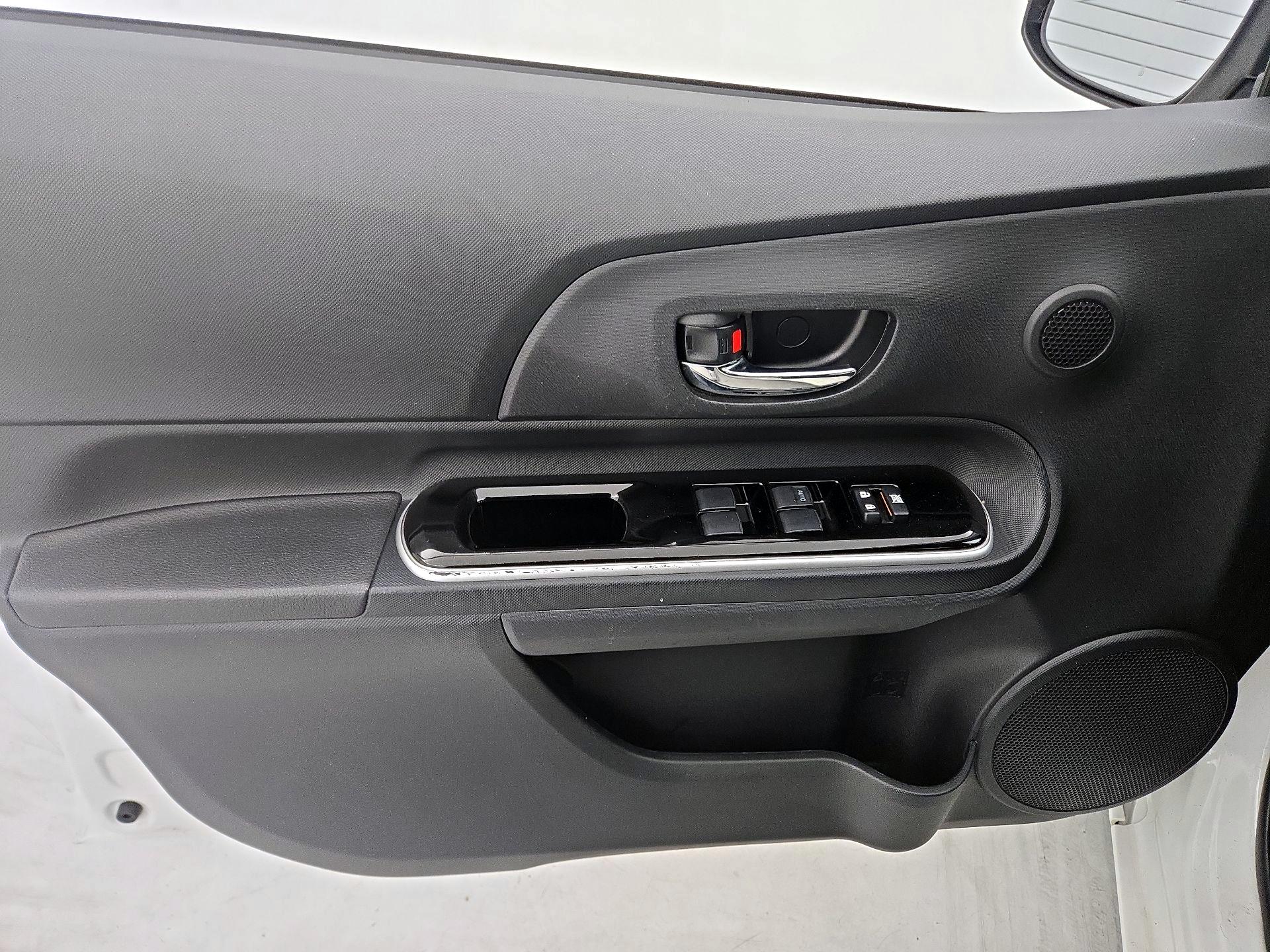 Thumbnail: 2015 Toyota Prius c - 12