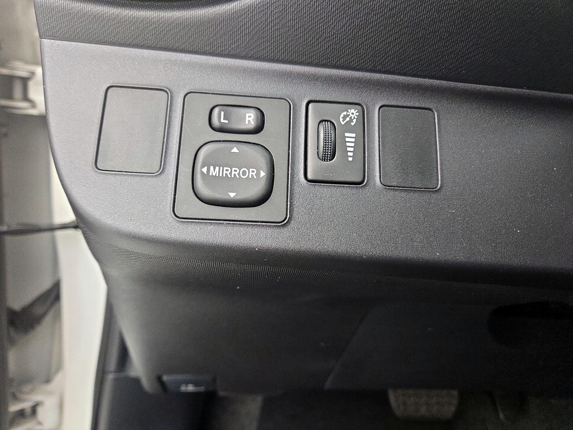 Thumbnail: 2015 Toyota Prius c - 13