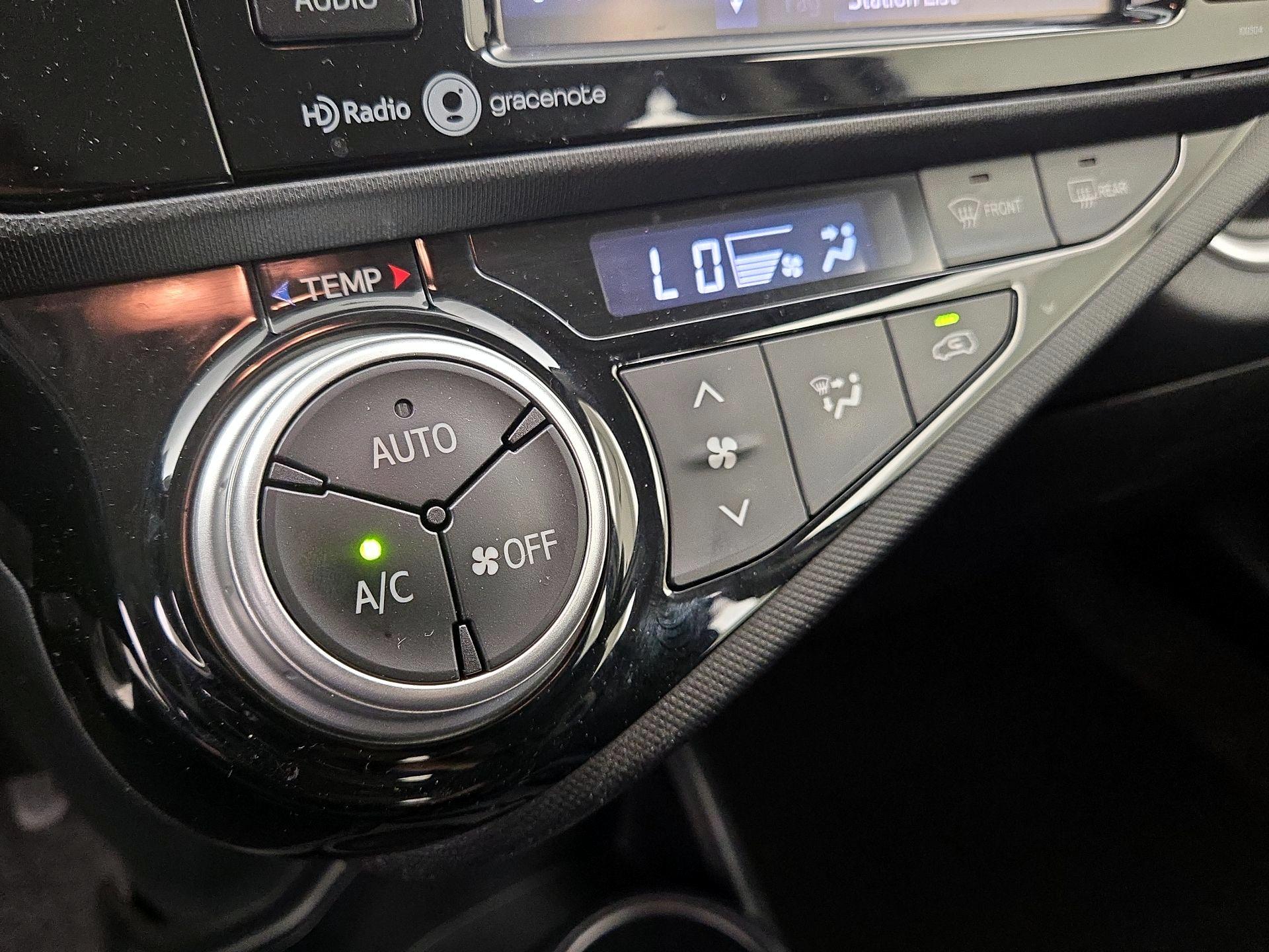 Thumbnail: 2015 Toyota Prius c - 16