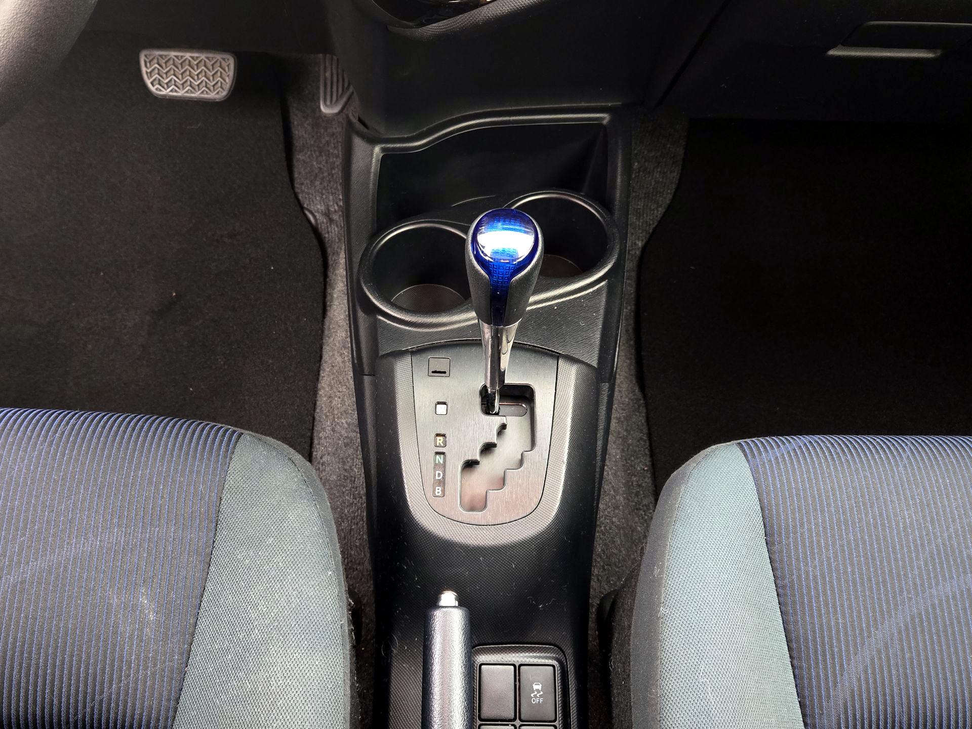 Thumbnail: 2015 Toyota Prius c - 17