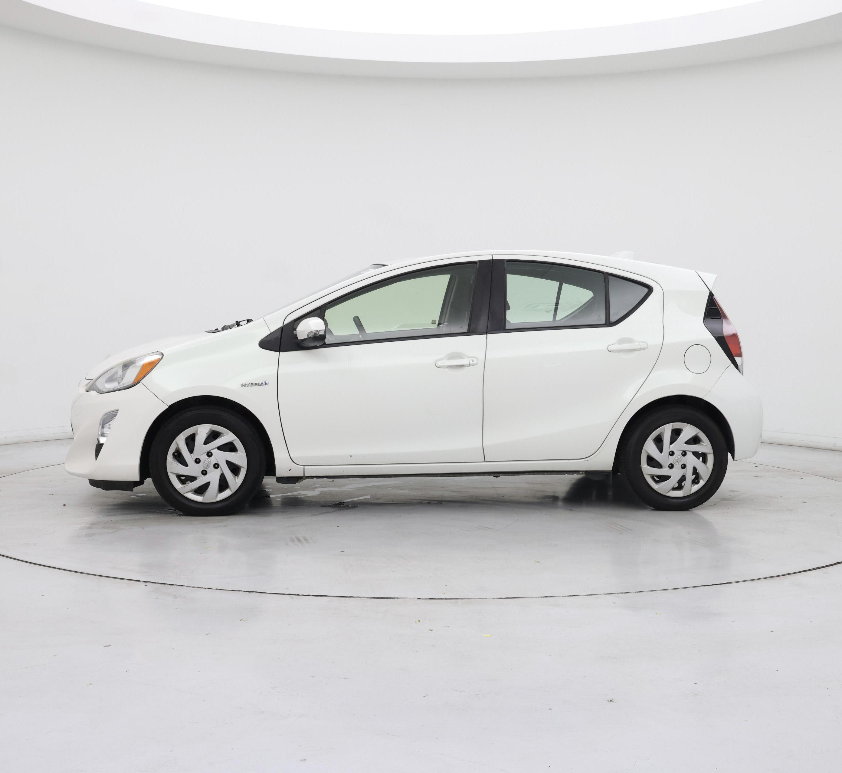 Thumbnail: 2015 Toyota Prius c - 3