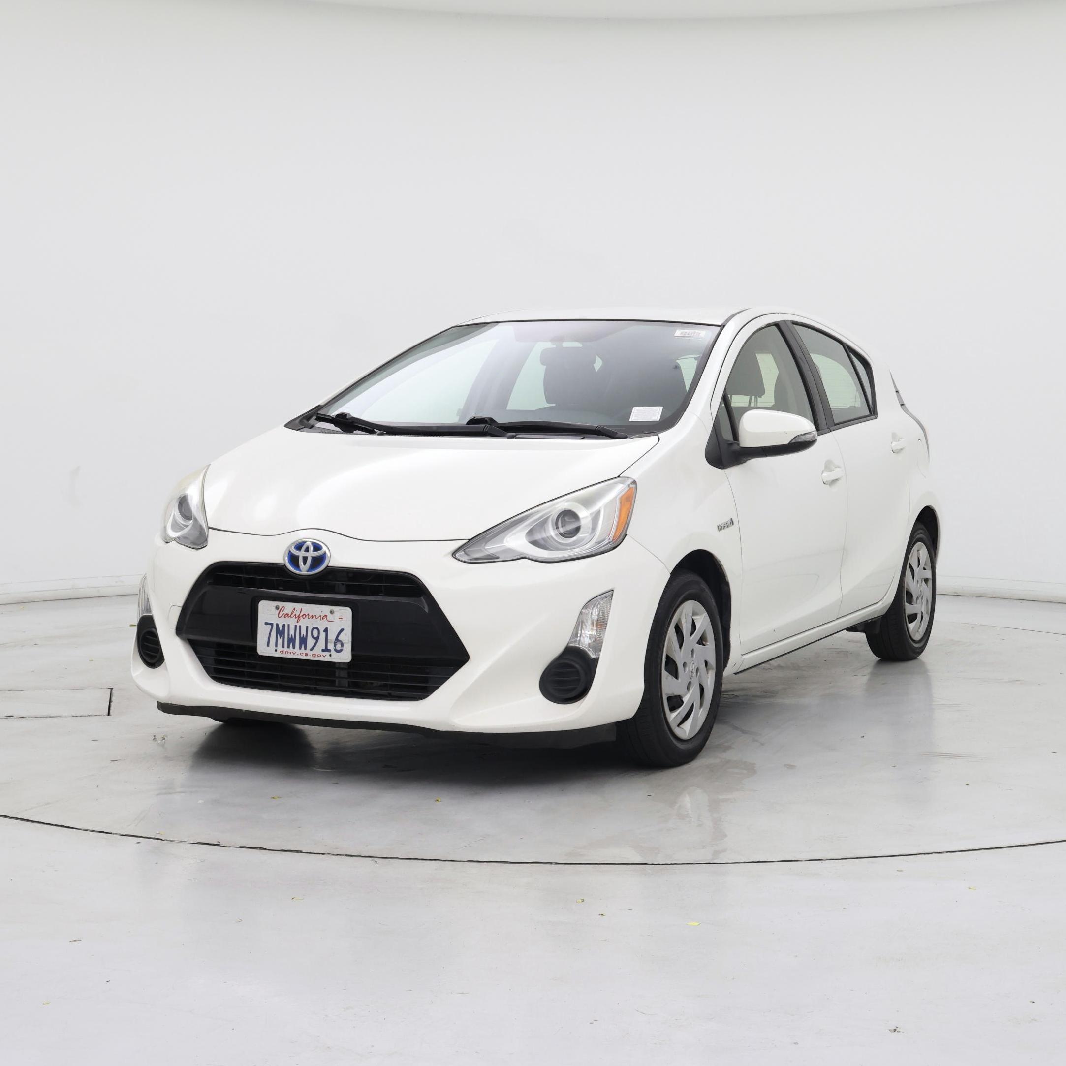 Thumbnail: 2015 Toyota Prius c - 4