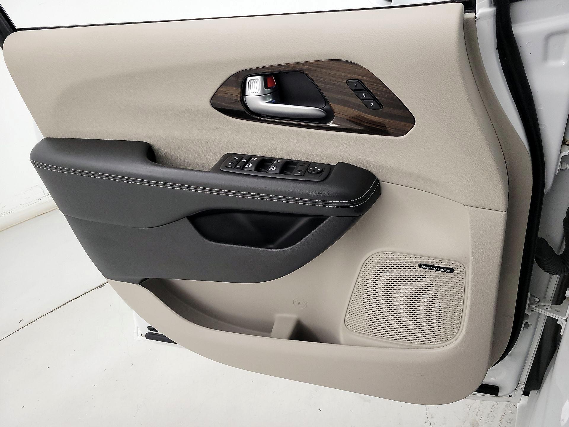 Thumbnail: 2021 Chrysler Pacifica - 12