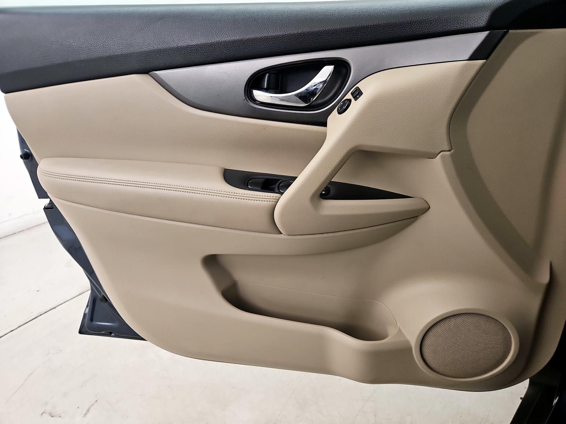 Thumbnail: 2016 Nissan Rogue - 10